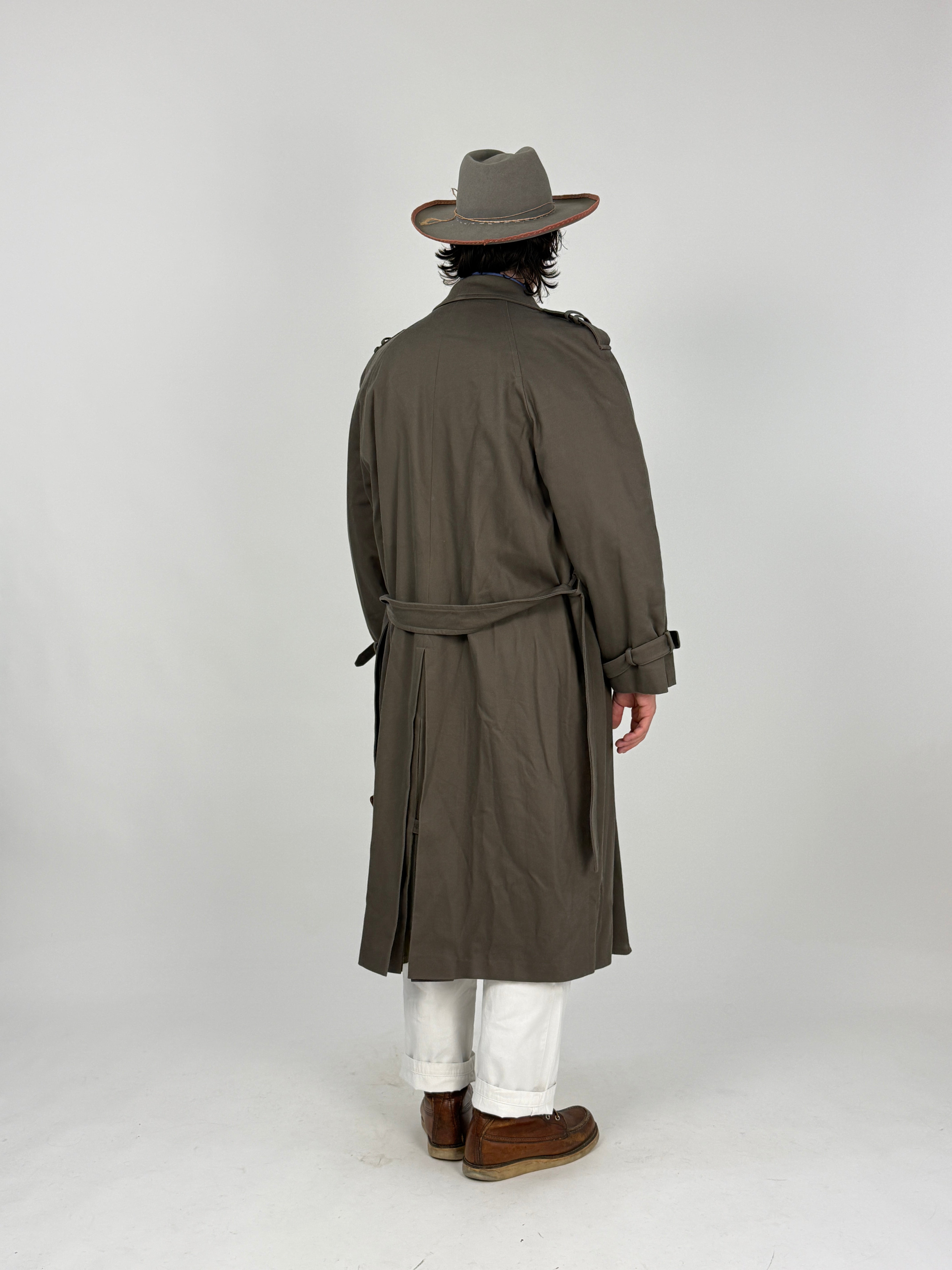 Trench Vintage Lubiam Verde Oliva - vista posteriore con ampio spacco posteriore con patta e cintura legata sul retro
