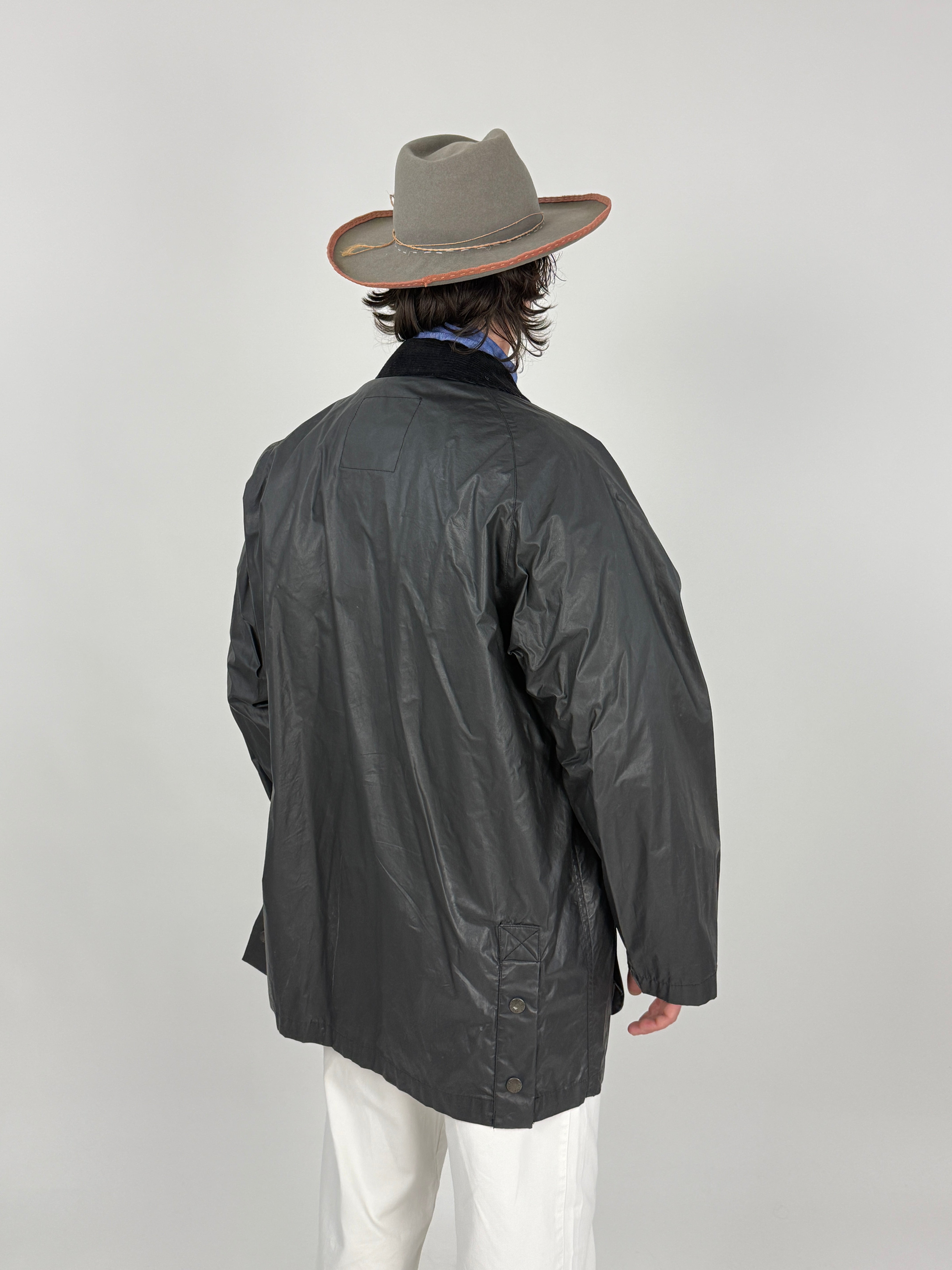 Giacca Cerata Vintage Polbot Nera - vista posteriore indossata con patta posteriore con bottoni a pressione e silhouette oversize rilassata