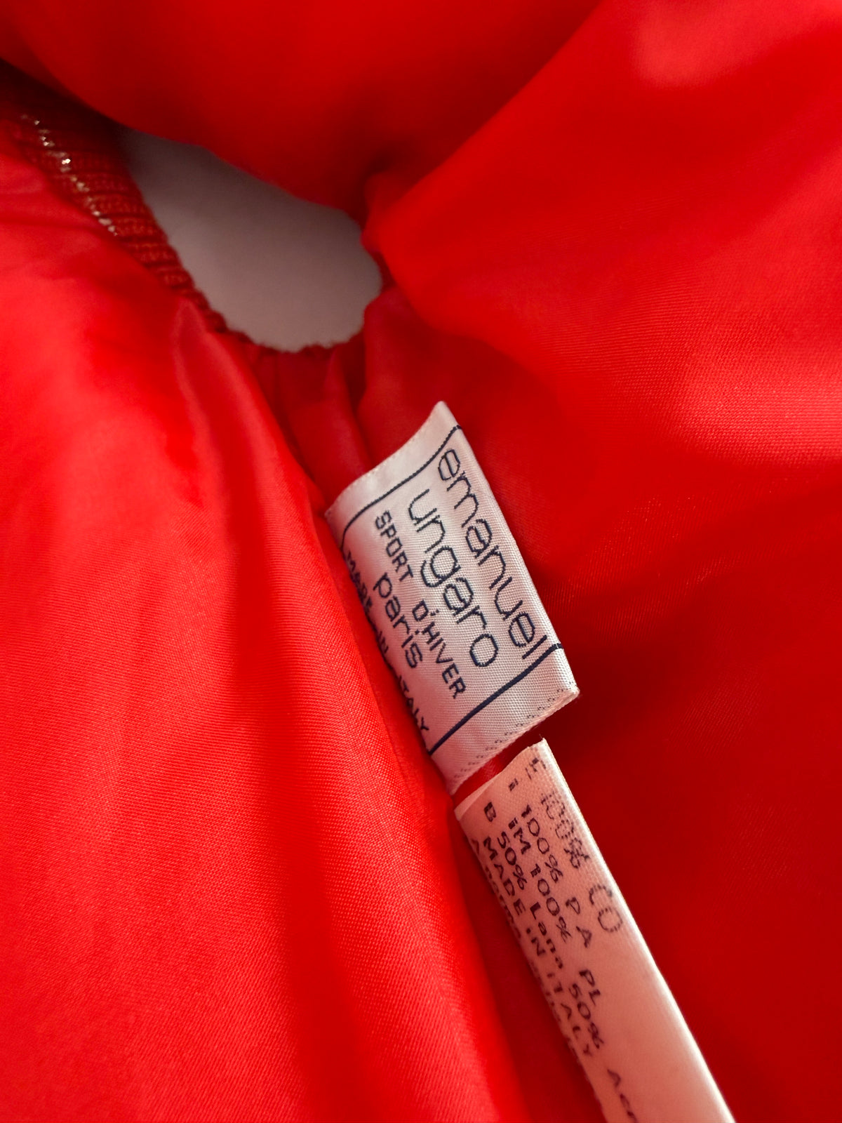 Gilet Vintage Emanuel Ungaro Sport d'Hiver Rosso Rose Dorate - dettaglio etichetta Emanuel Ungaro Sport d'Hiver Paris su fodera interna nylon rosso