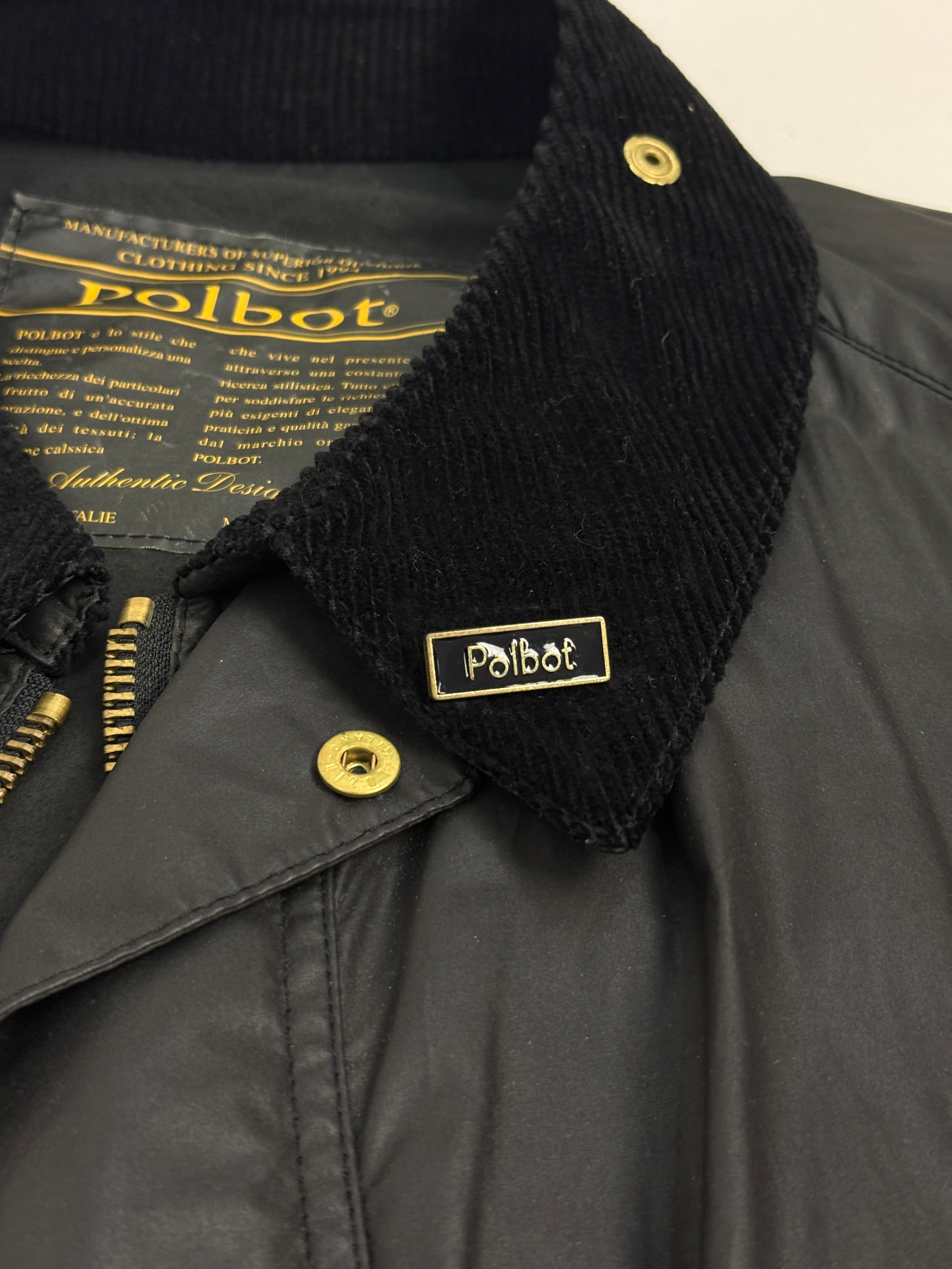 Giacca Cerata Vintage Polbot Nera - dettaglio etichetta Polbot Manufacturers of Superior Clothing Since 1955 Authentic Design Italie con badge metallico dorato e colletto velluto a coste nero