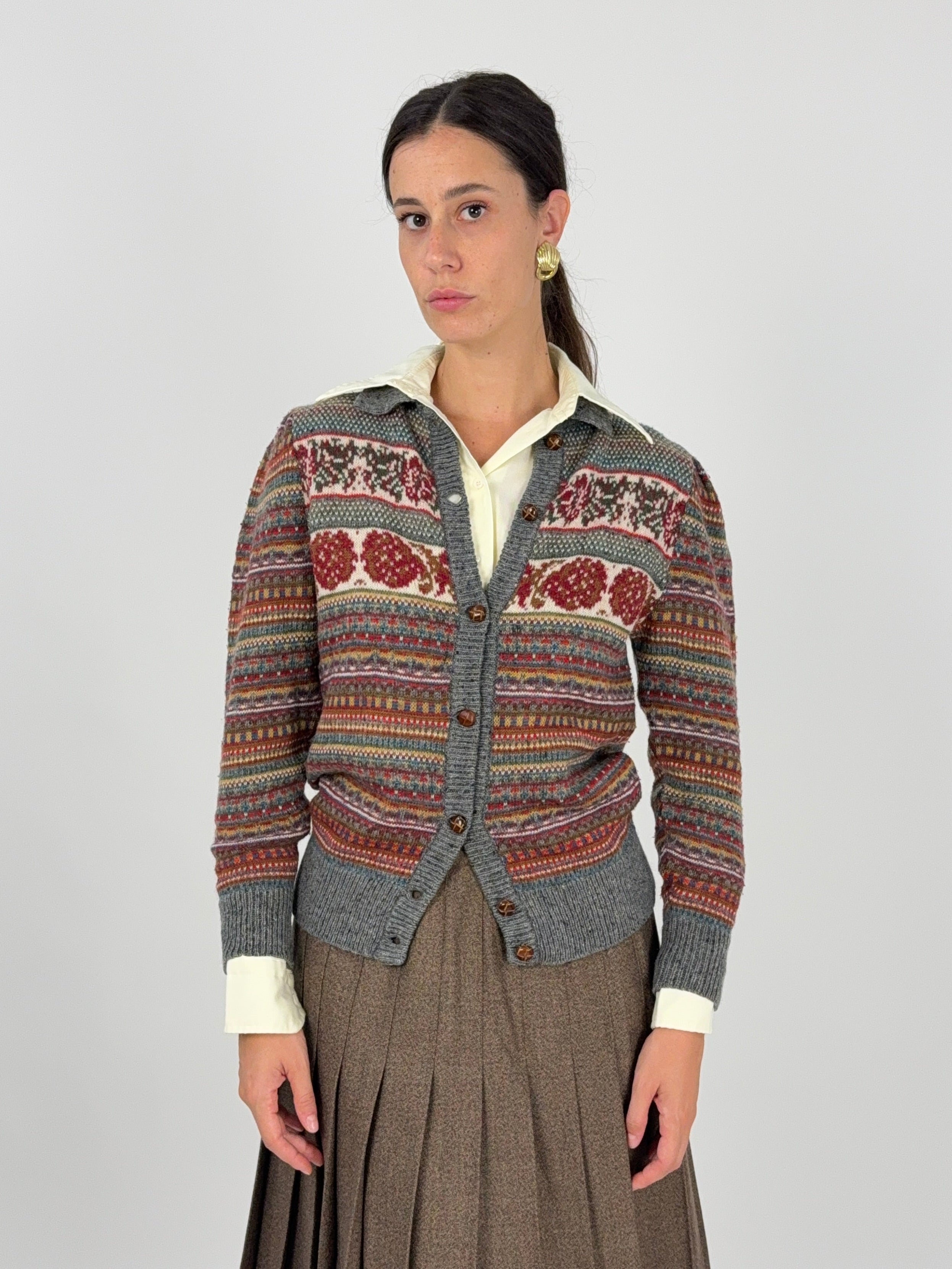 Dettaglio tessuto Fair Isle motivo geometrico e floreale