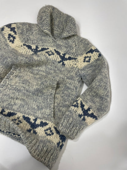 Handgefertigter Pullover aus warmer Wolle