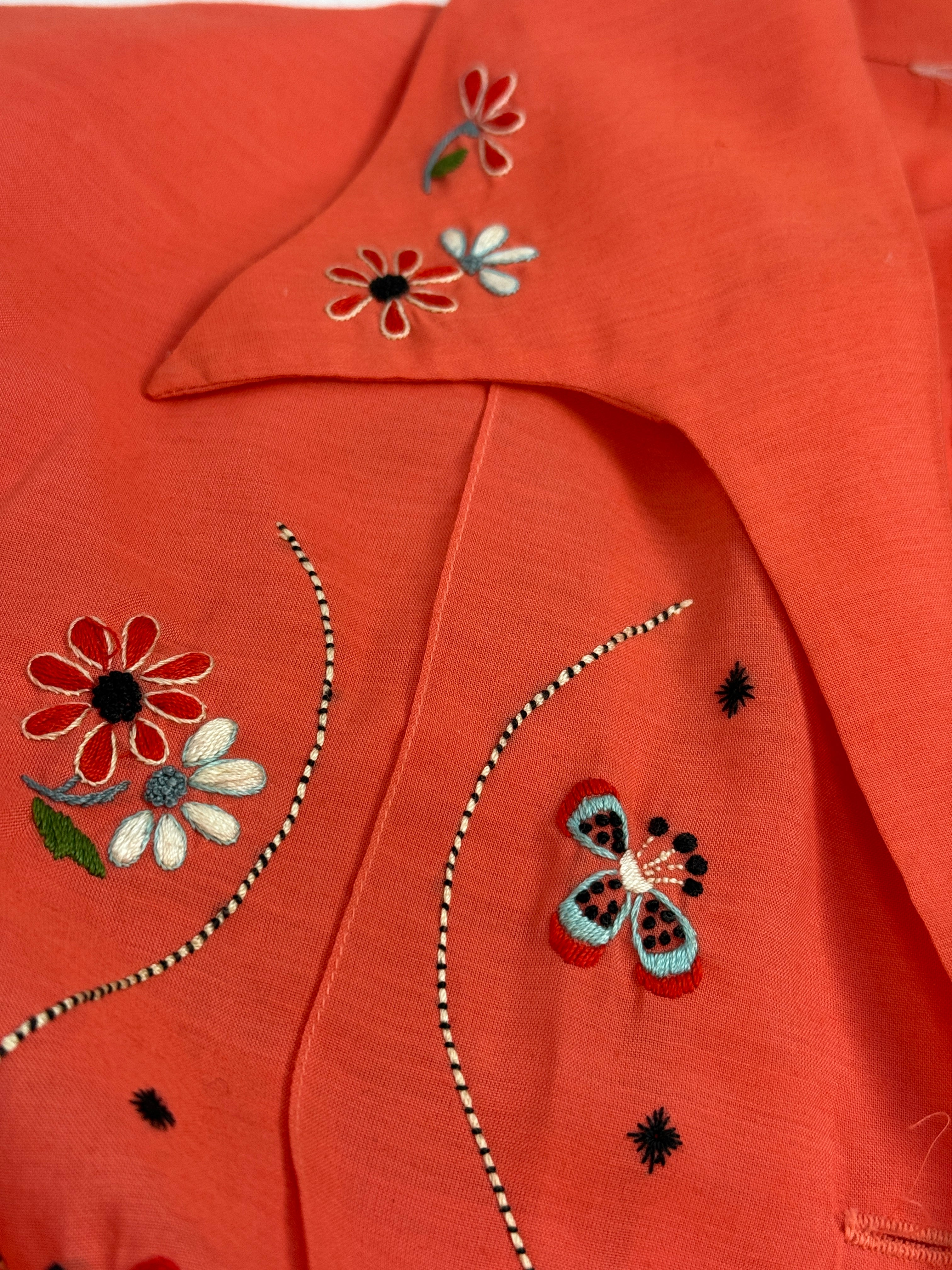 Completo ricamato con blusa e pantalone morbido