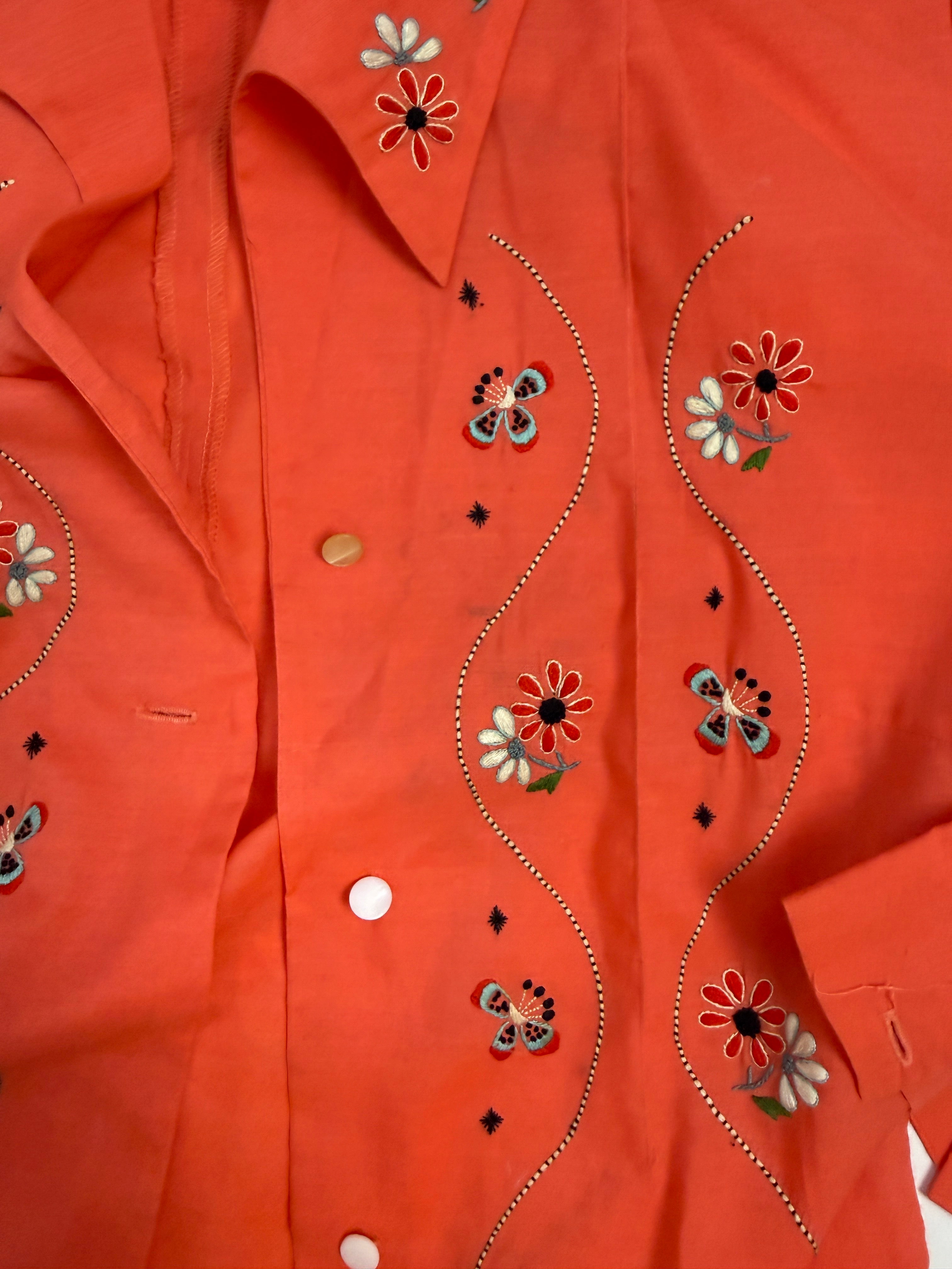 Completo ricamato con blusa e pantalone morbido