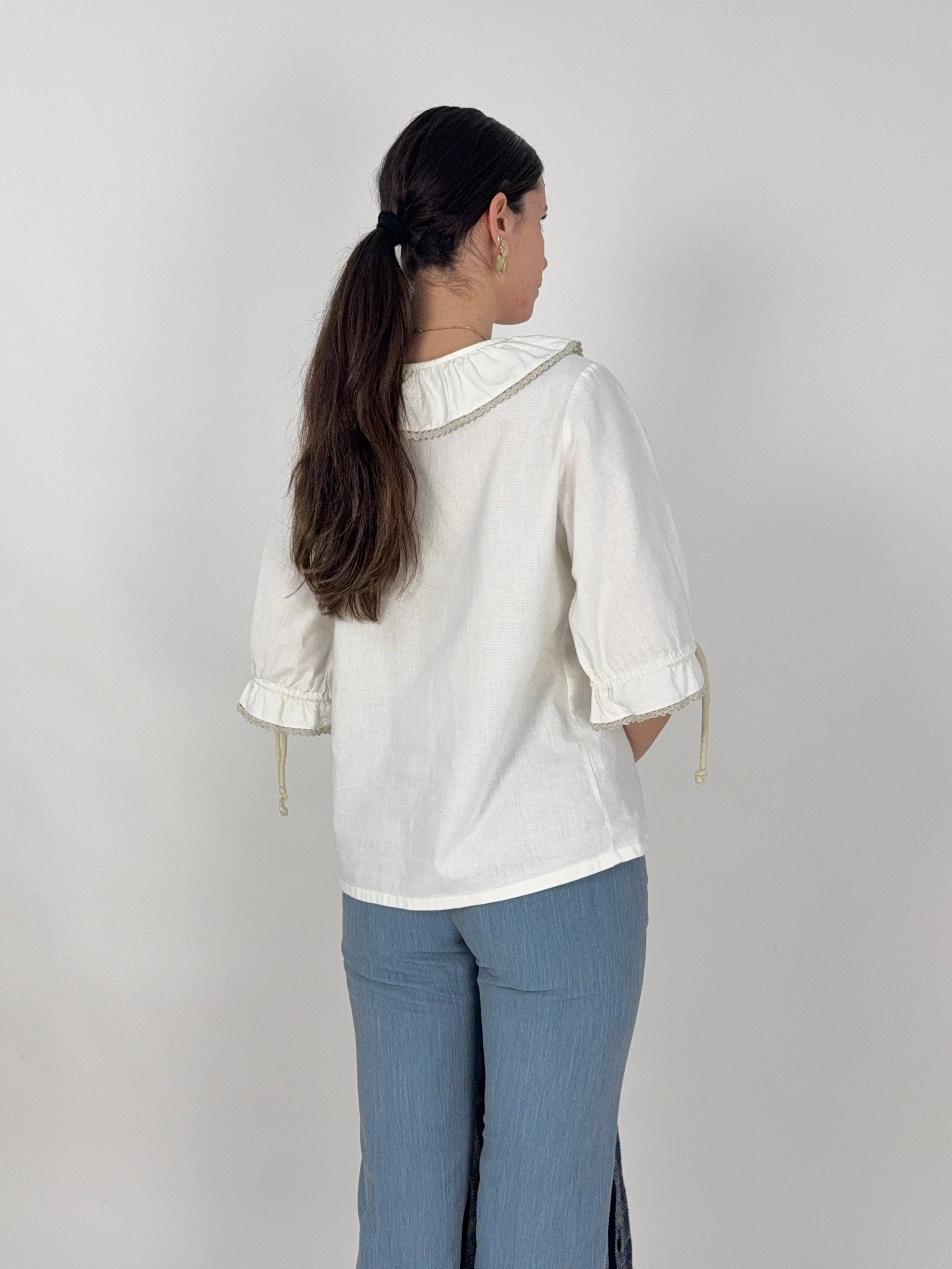 Camicia in cotone bianco con collo rouches