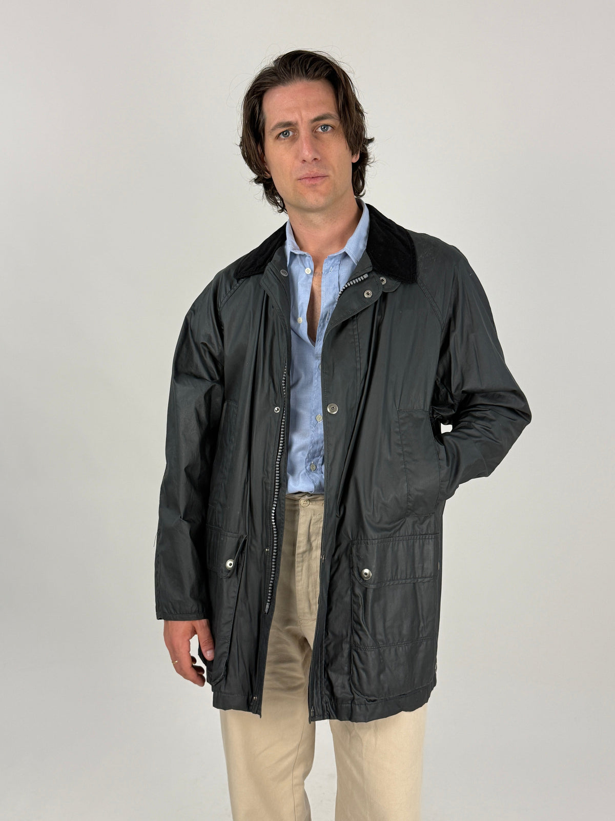 Giacca cerata vintage J.D. by James Dillon verde oliva - fronte indossato aperta su camicia azzurra, vista frontale intera