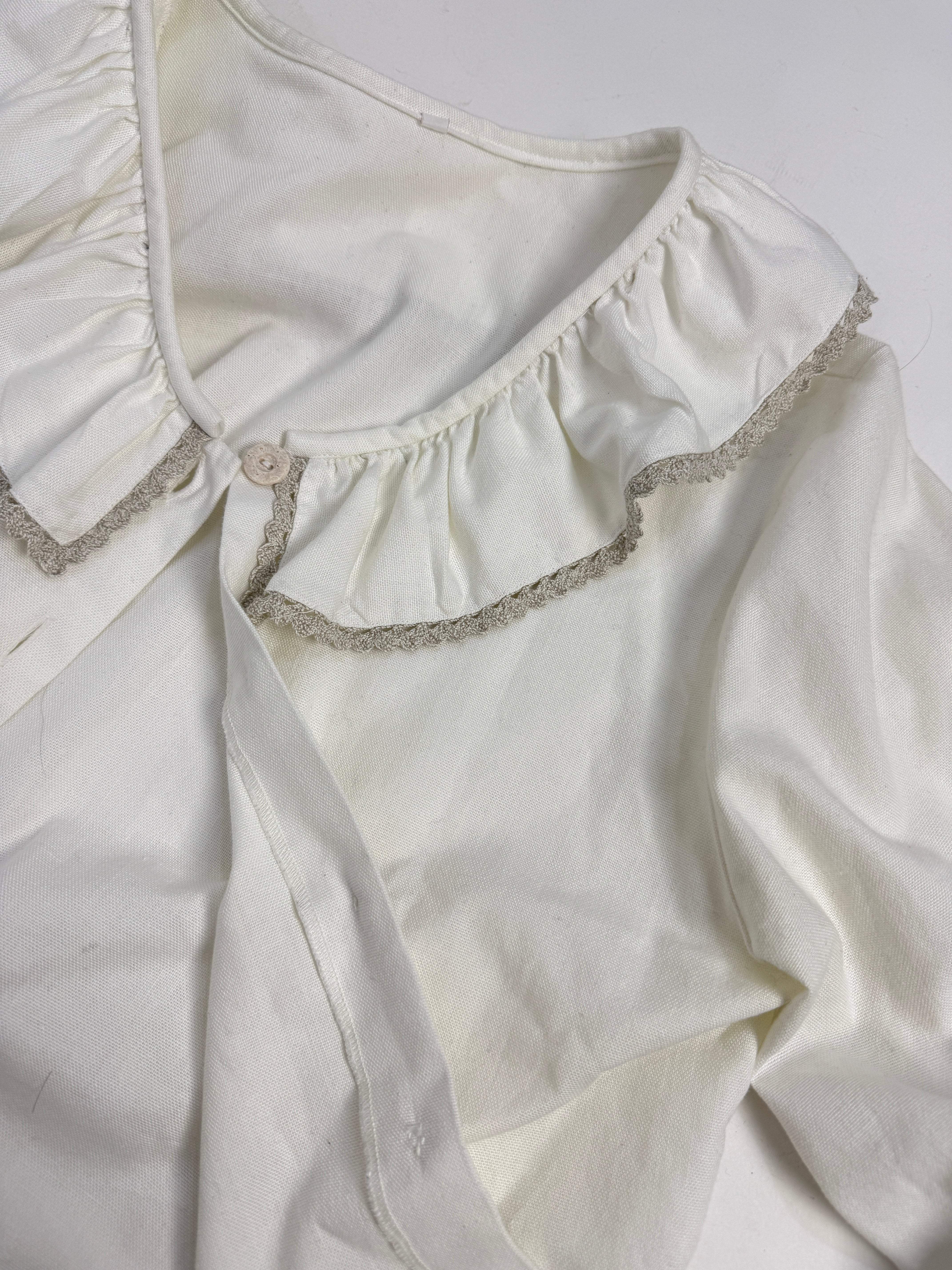 Camicia in cotone bianco con collo rouches