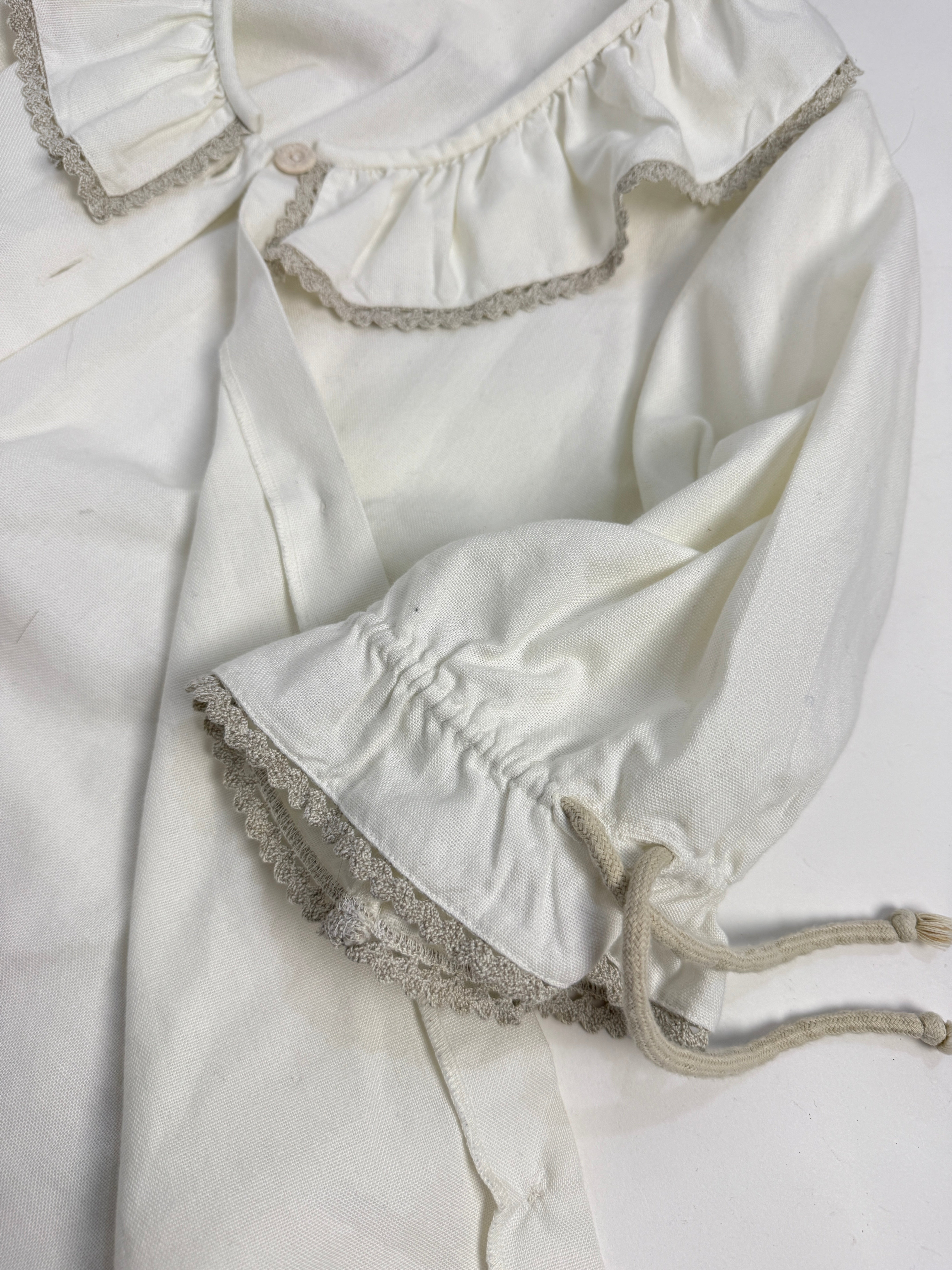 Camicia in cotone bianco con collo rouches