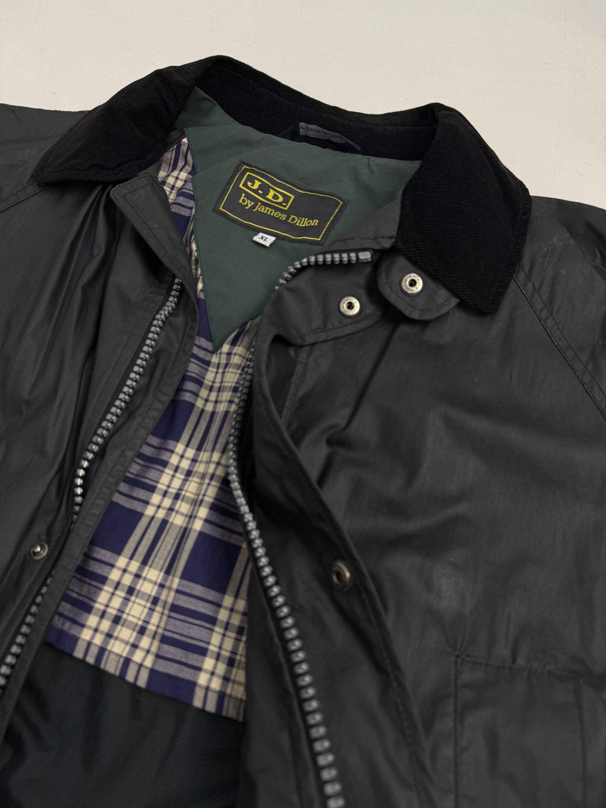 Dettaglio interno giacca cerata - etichetta J.D. by James Dillon taglia XL, fodera tartan navy e colletto velluto nero con zip