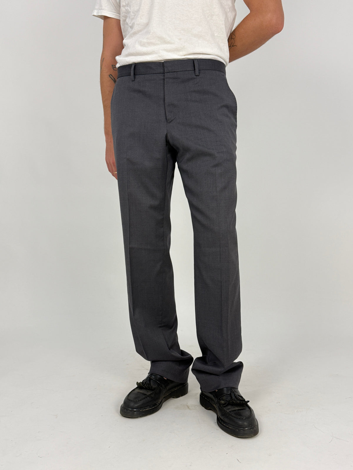 Gucci pantaloni fresco lana grigio antracite 2017 - fronte intero indossato taglia 50