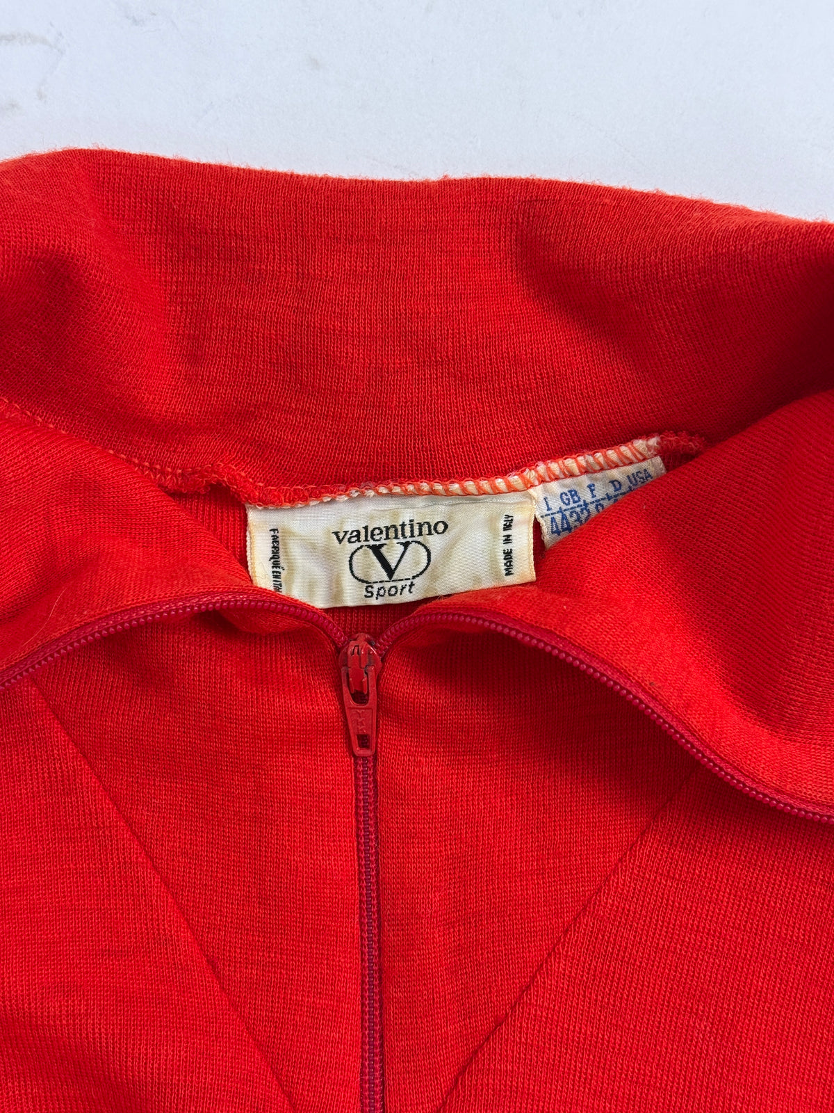 Valentino Sport etichetta interna e dettaglio collo zip patch ricamata pull rosso vintage