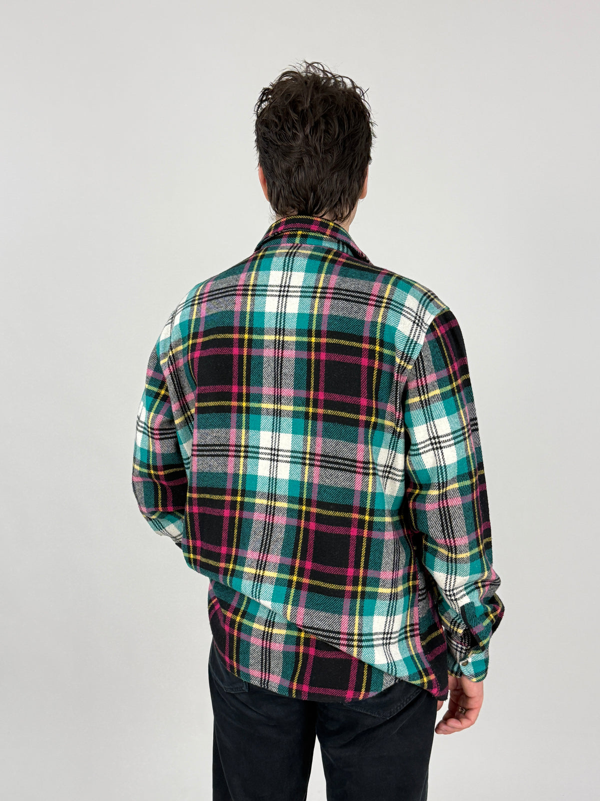 Camicia flanella misto lana tartan multicolor nero turchese fucsia vintage anni 80 - fronte aperta indossato taglia M