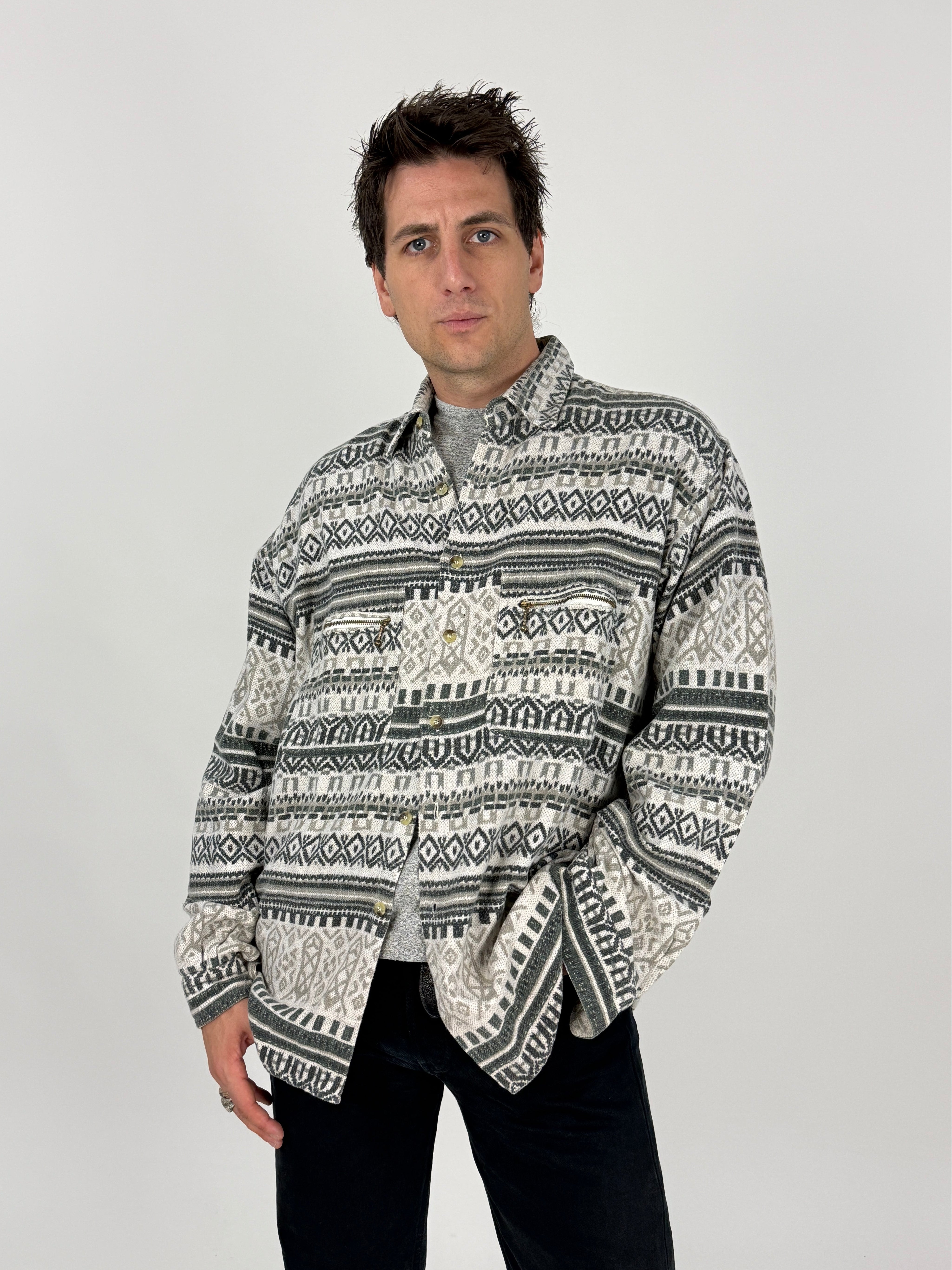 Camicia azteca bianco grigio oversize vintage anni 90 - fronte intero aperta indossato taglia XL