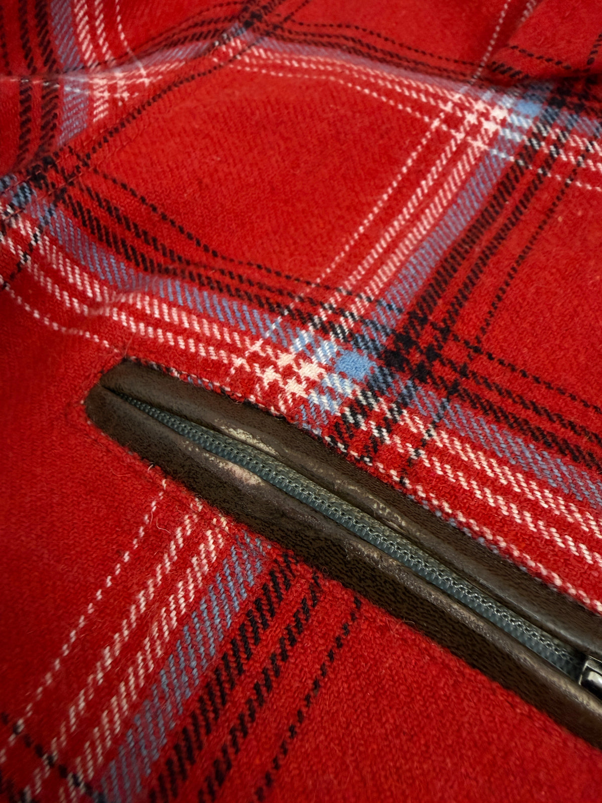 Dettaglio tasca zip con filetto in pelle scura e tessuto tartan flanella lana Carlo Mauri vintage anni 70