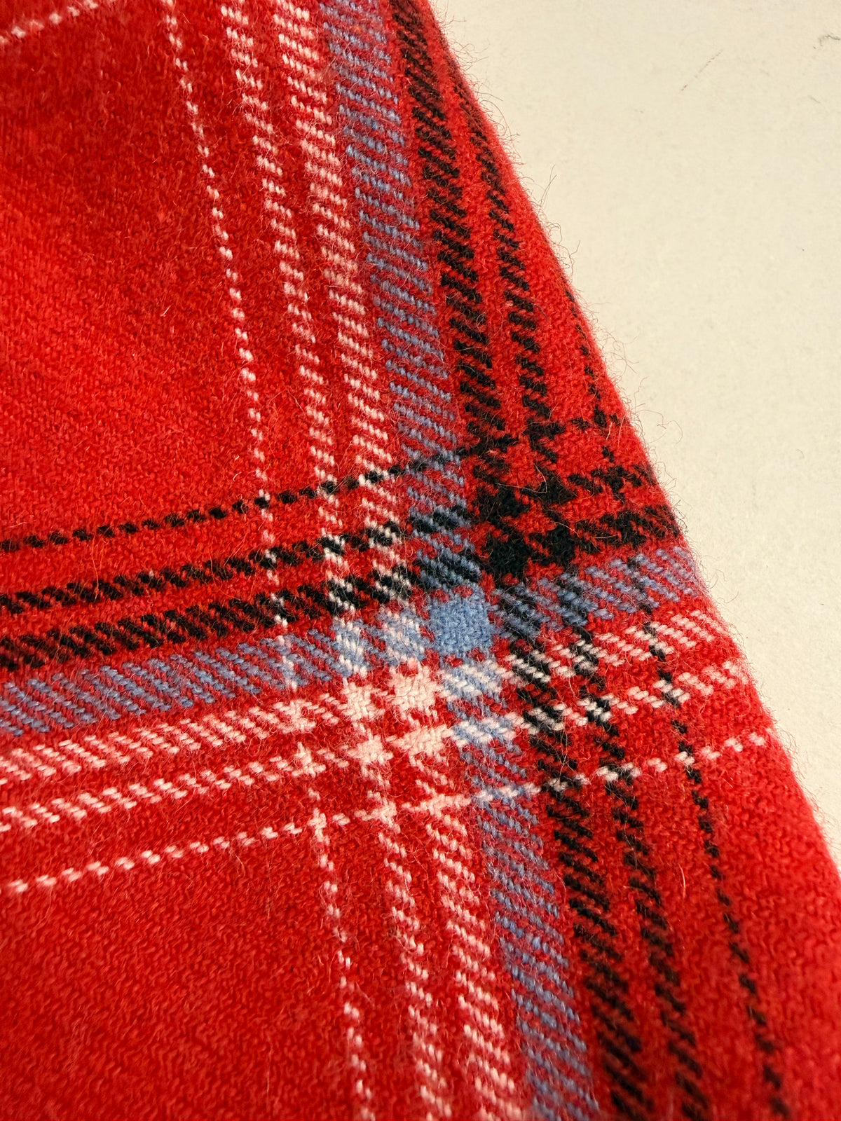 Dettaglio tessuto flanella lana garzata tartan rosso nero bianco azzurro Carlo Mauri vintage anni 70
