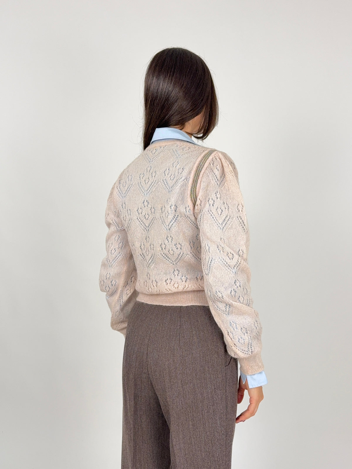 Arbin Marghera cardigan rosa antico traforato manica palloncino vintage anni 60 - fronte aperto indossato taglia M
