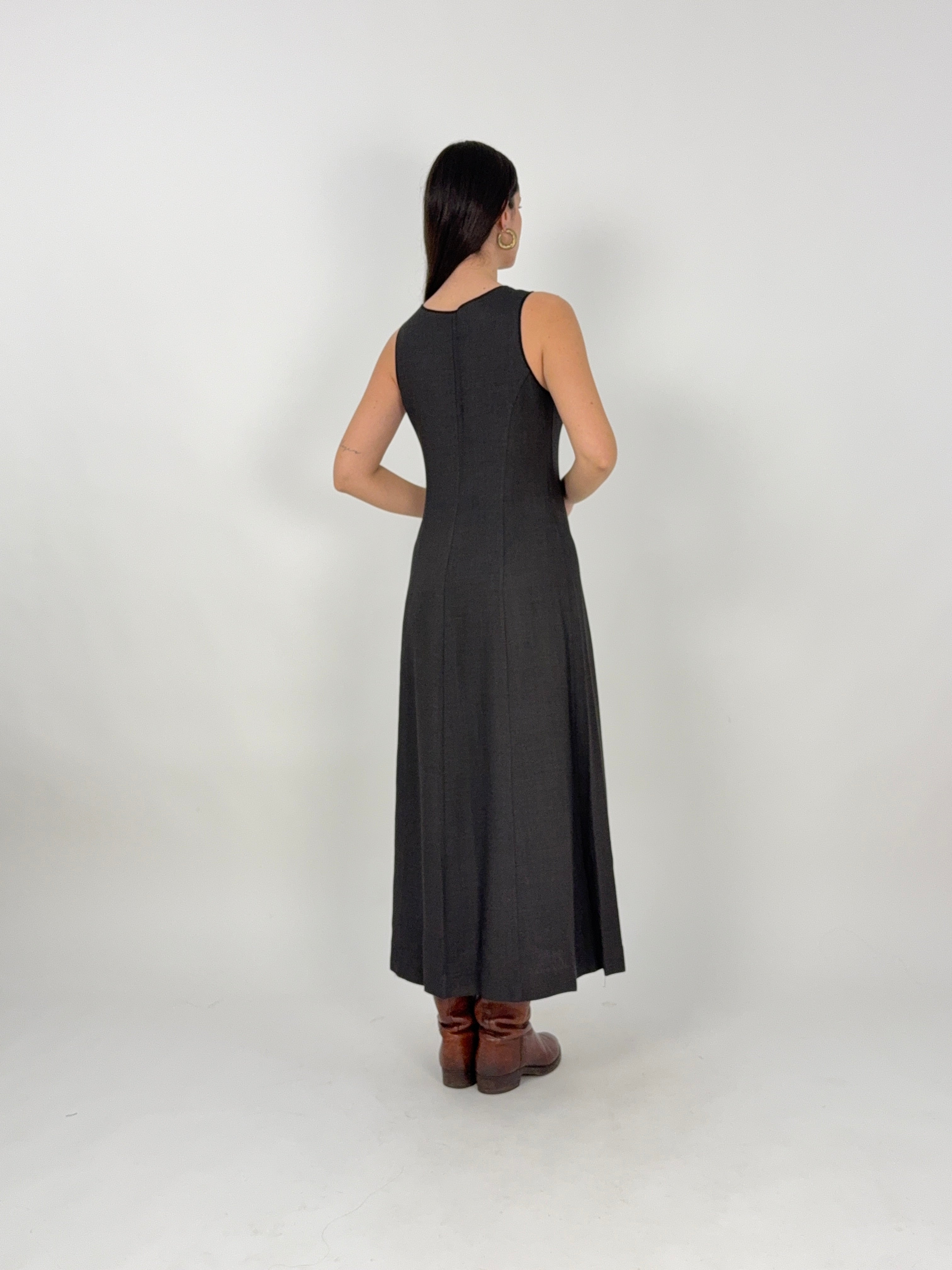 Abito smanicato lungo con dettagli ricamati