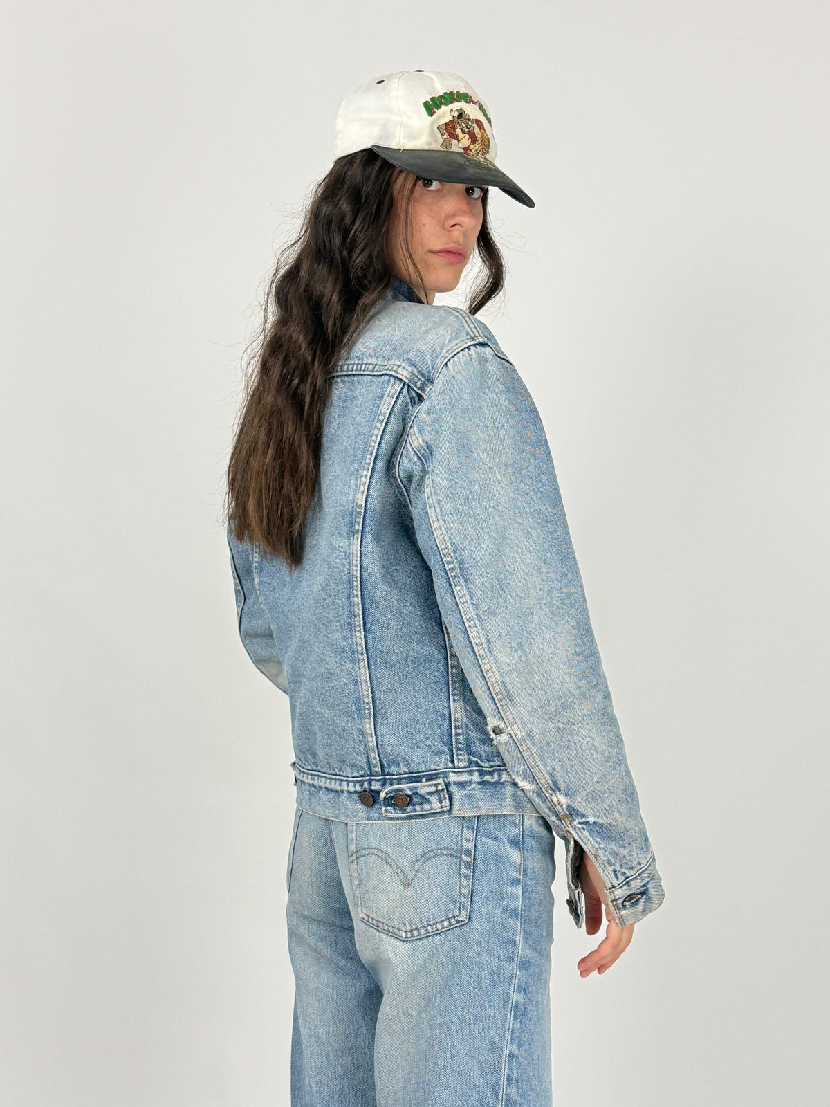 Giacca Levi's 70506 blanket lined denim stonewash anni 70 80 - fronte indossato su donna, look completo