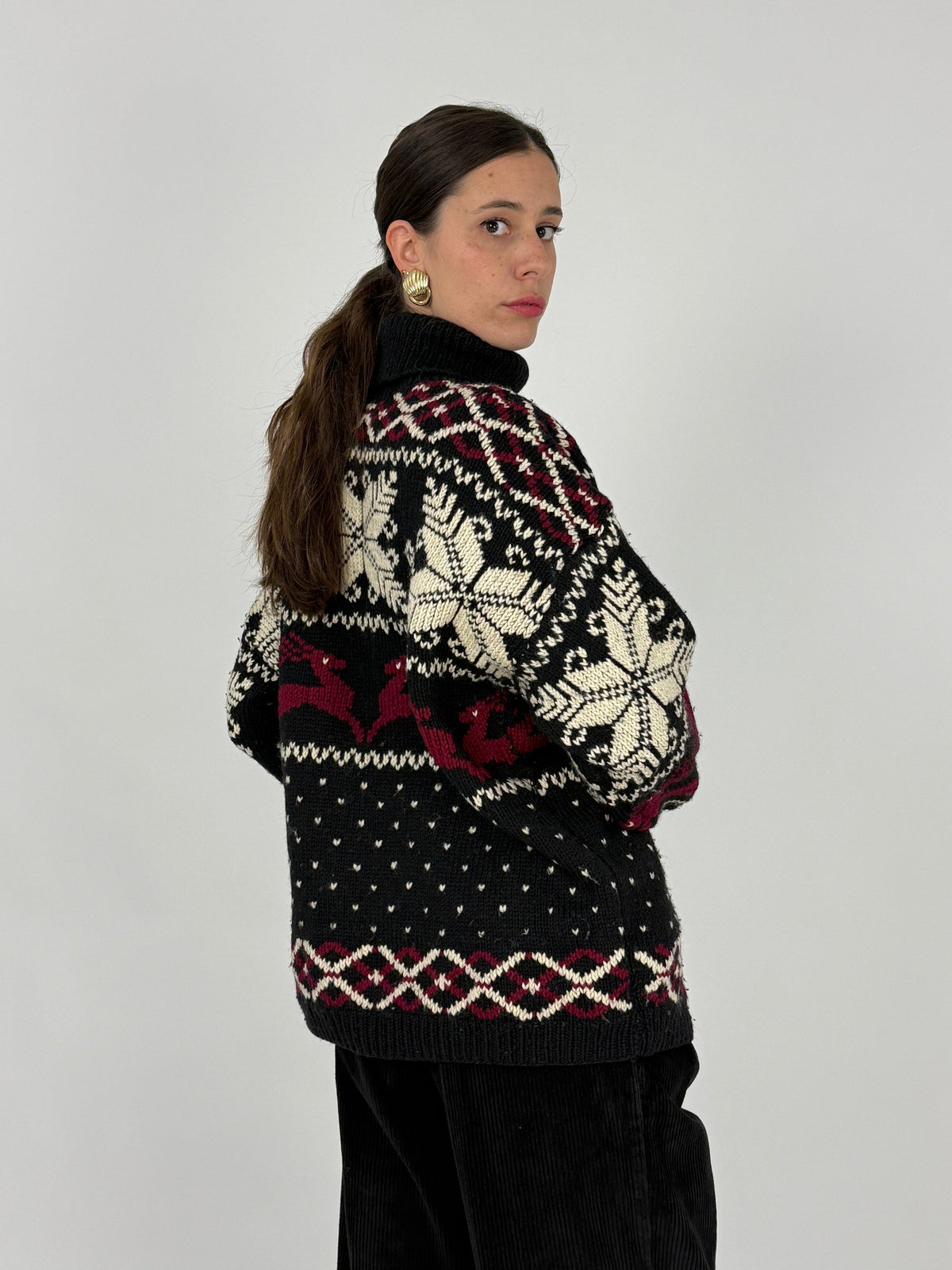 Maglione dolcevita fatto a mano jacquard nordico nero bordeaux panna - fronte indossato, vista frontale
