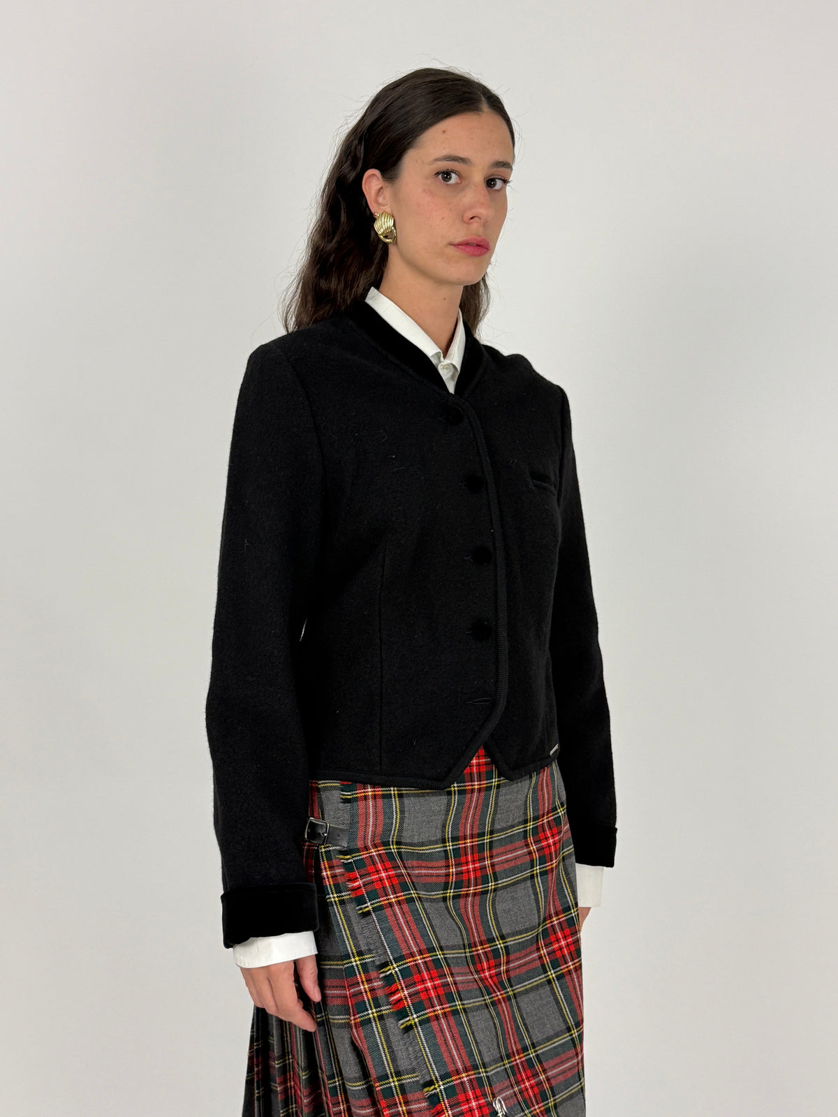 Giacca Geiger Collections lana cotta nera - fronte indossato tre quarti, vista bottoni e taschino