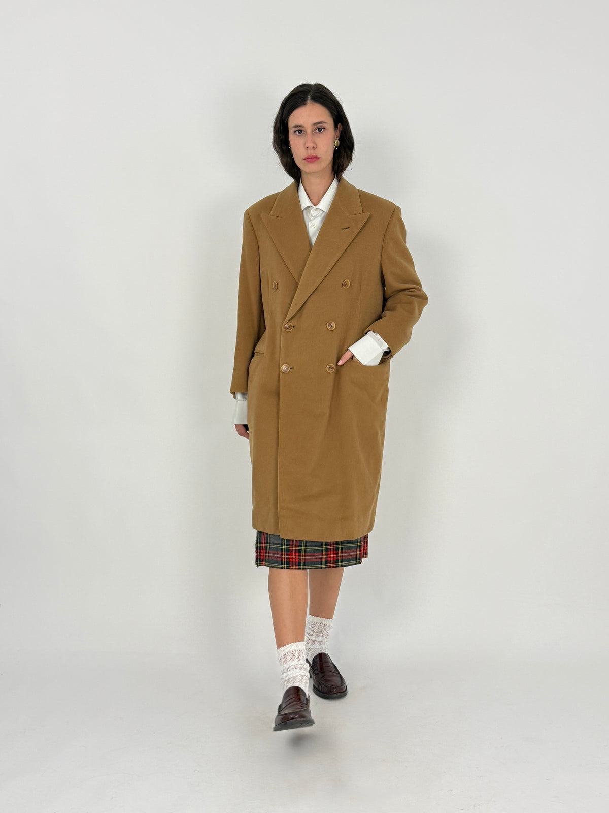 Cappotto Valentino cashmere cammello doppiopetto - retro indossato, spacco centrale lungo