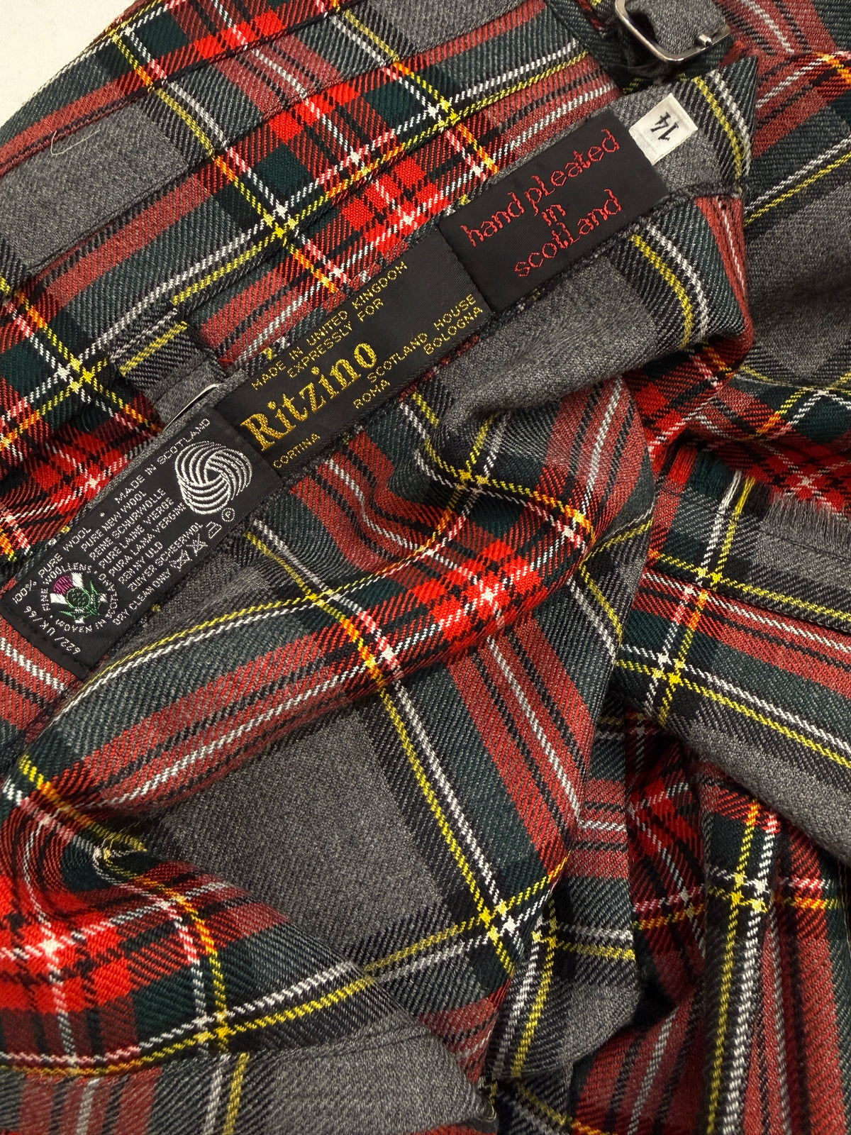 Gonna kilt Ritzino lana tartan grigio rosso hand pleated Scotland vintage taglia 42 - fronte intero indossato