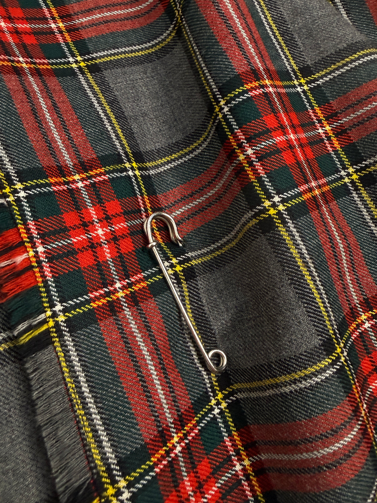 Gonna kilt Ritzino lana tartan grigio rosso hand pleated Scotland vintage taglia 42 - laterale con fibbia indossato