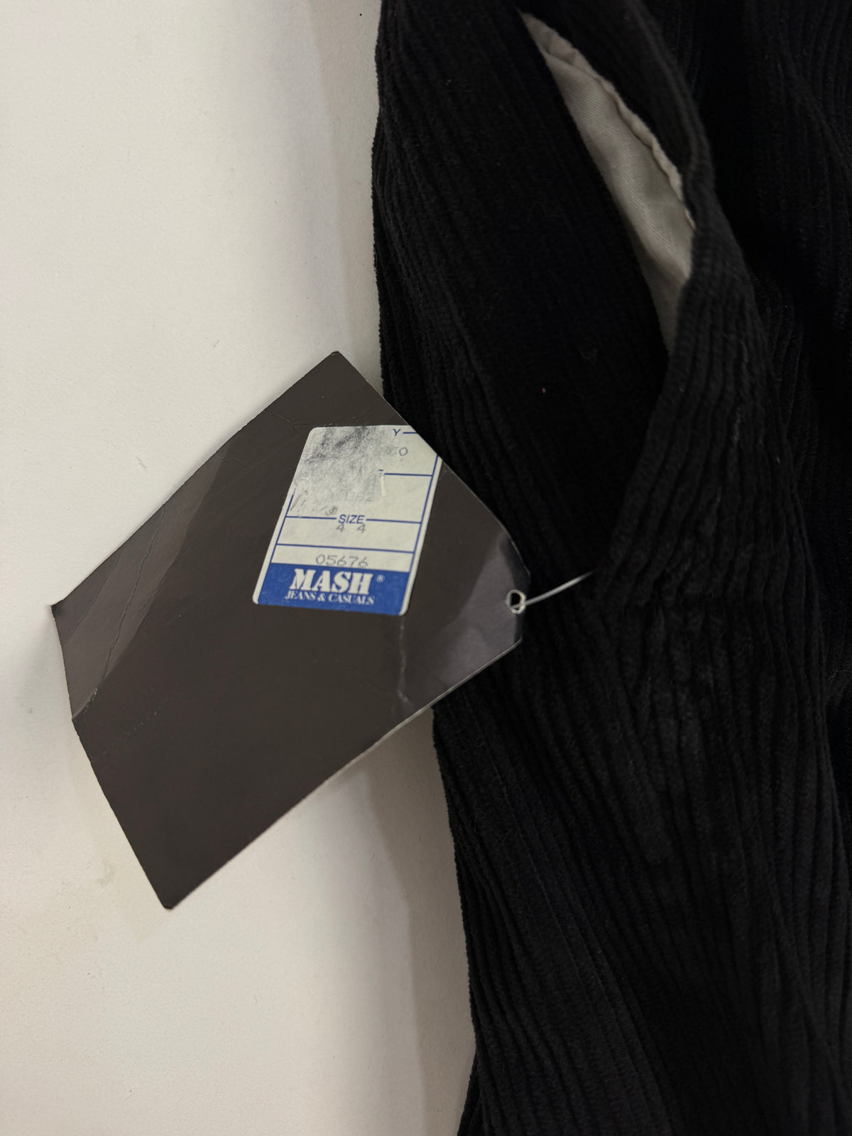 Dettaglio vita logo Mash ricamato passante zip dorata etichetta Urban Life pantaloni velluto nero