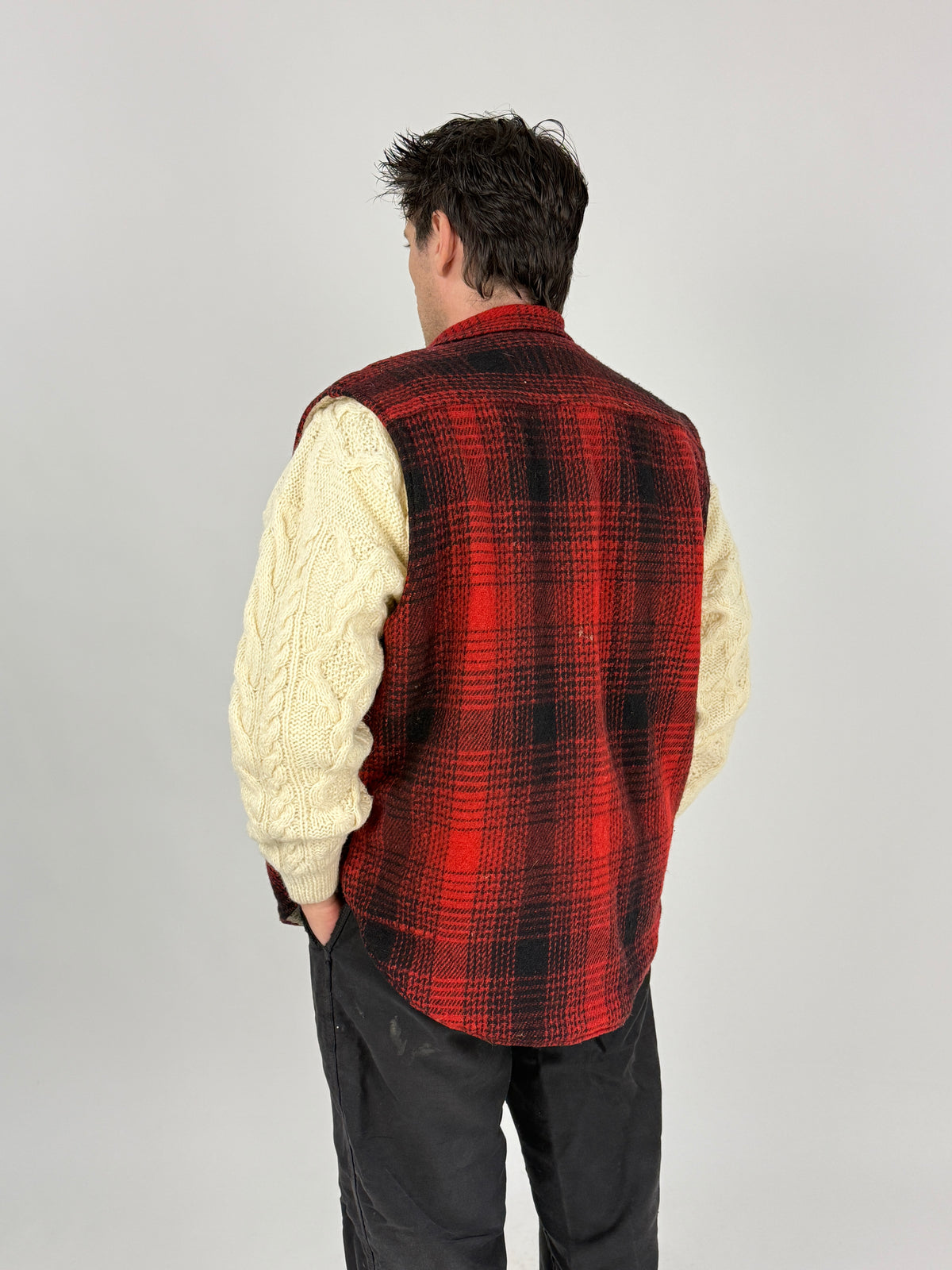 Dettaglio frontale gilet Paragraff tartan rosso nero - bottoni a pressione, tasche petto e usure del tessuto