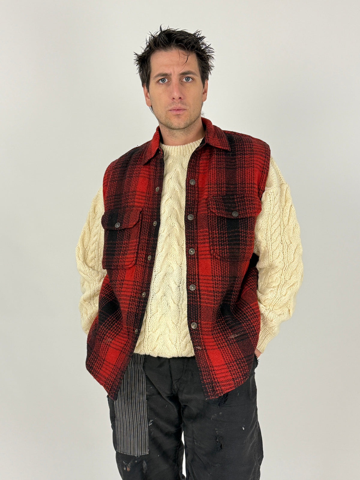 Gilet Paragraff tartan rosso nero sherpa - fronte indossato, posa frontale ravvicinata