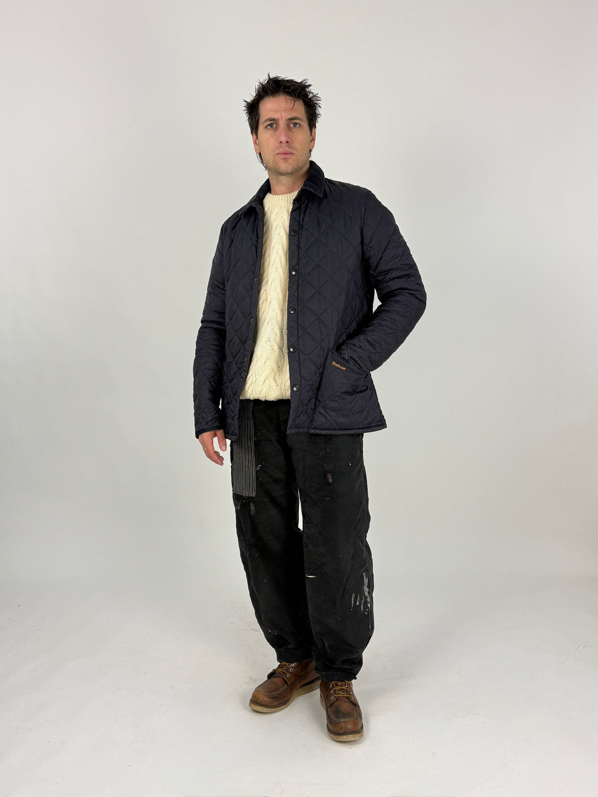 Dettaglio tasca interna con zip e porta-documento nylon nero logo Barbour, etichetta taglia M