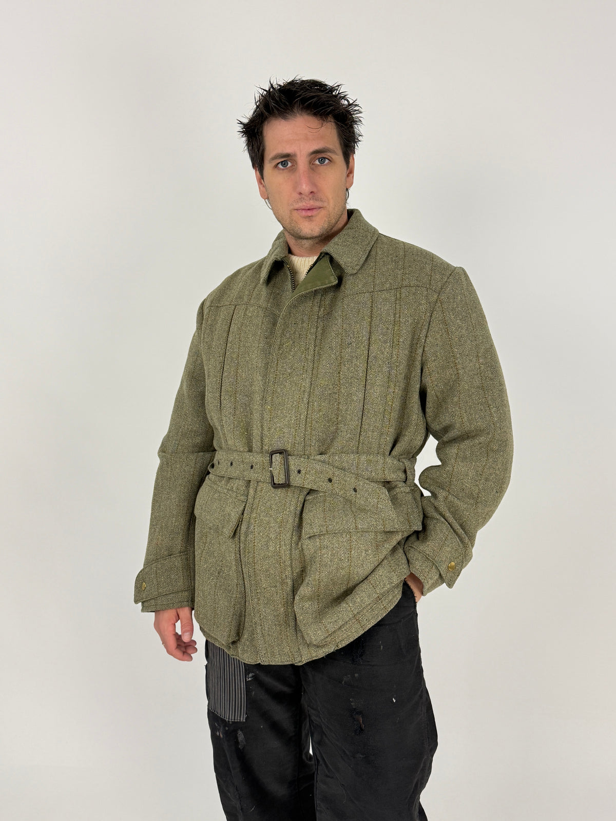 Giacca vintage tweed lana trapuntata verde oliva con cintura - fronte indossato, zip aperta su maglione crema