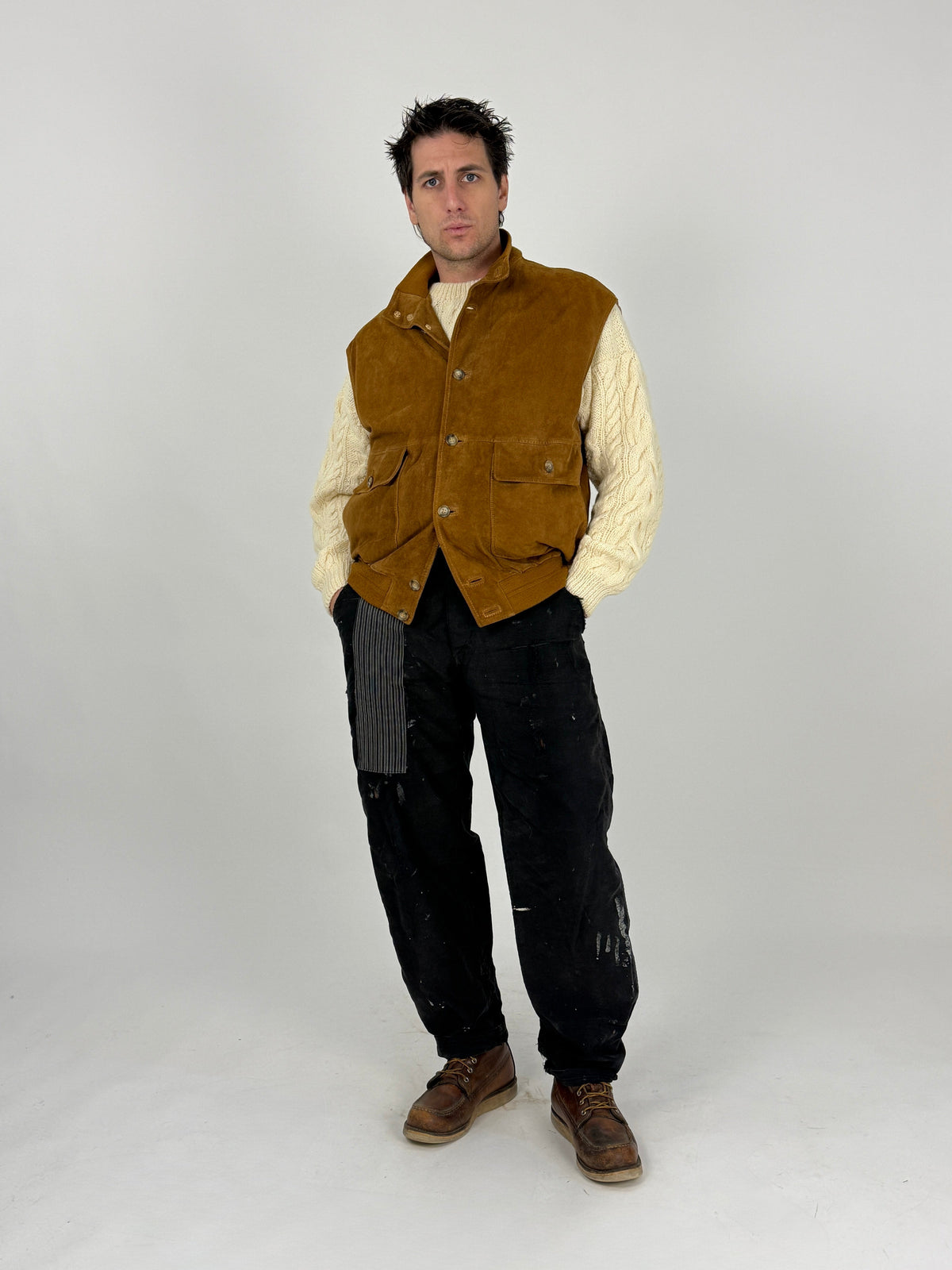 Gilet camoscio vintage reworked GAM Sport cuoio - fronte indossato aperto su maglione cable knit crema, vista frontale intera