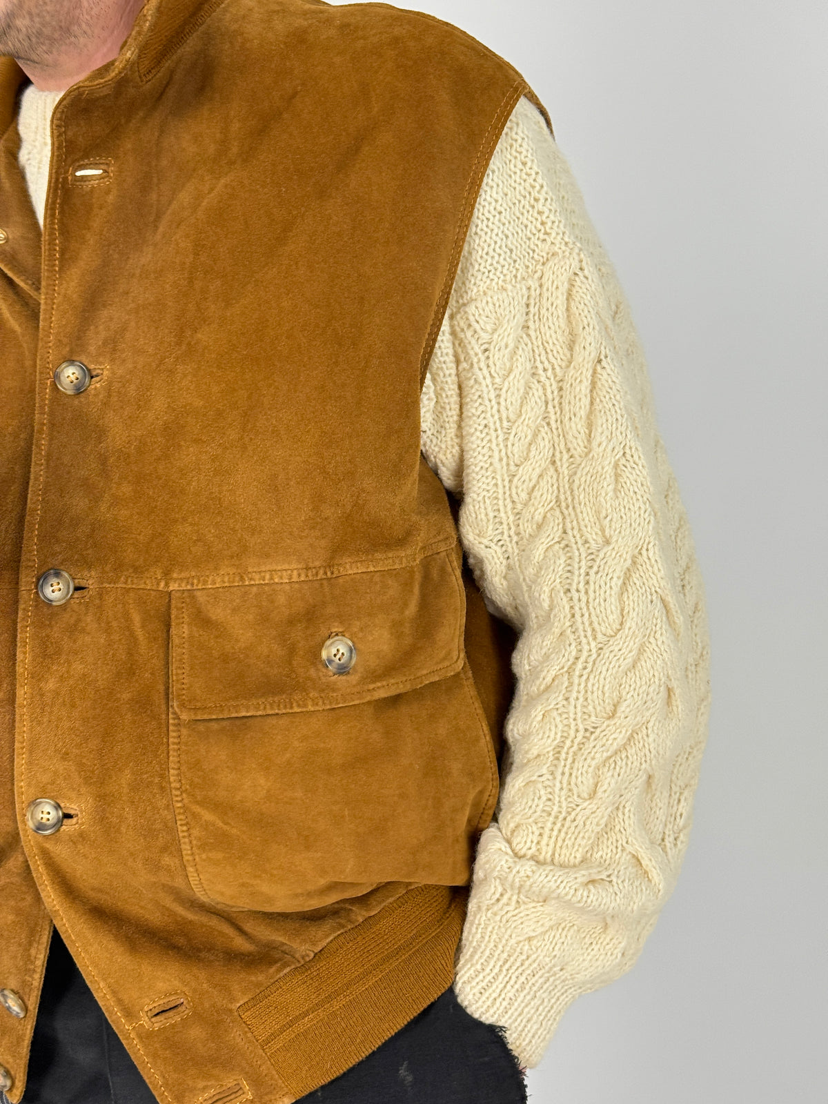 Gilet camoscio vintage reworked - fronte indossato aperto, vista tre quarti con dettaglio colletto e tasche