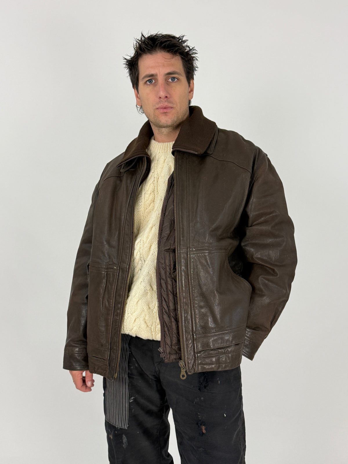 Giacca vintage pelle marrone con gilet estraibile - fronte indossato, zip aperta, vista frontale intera