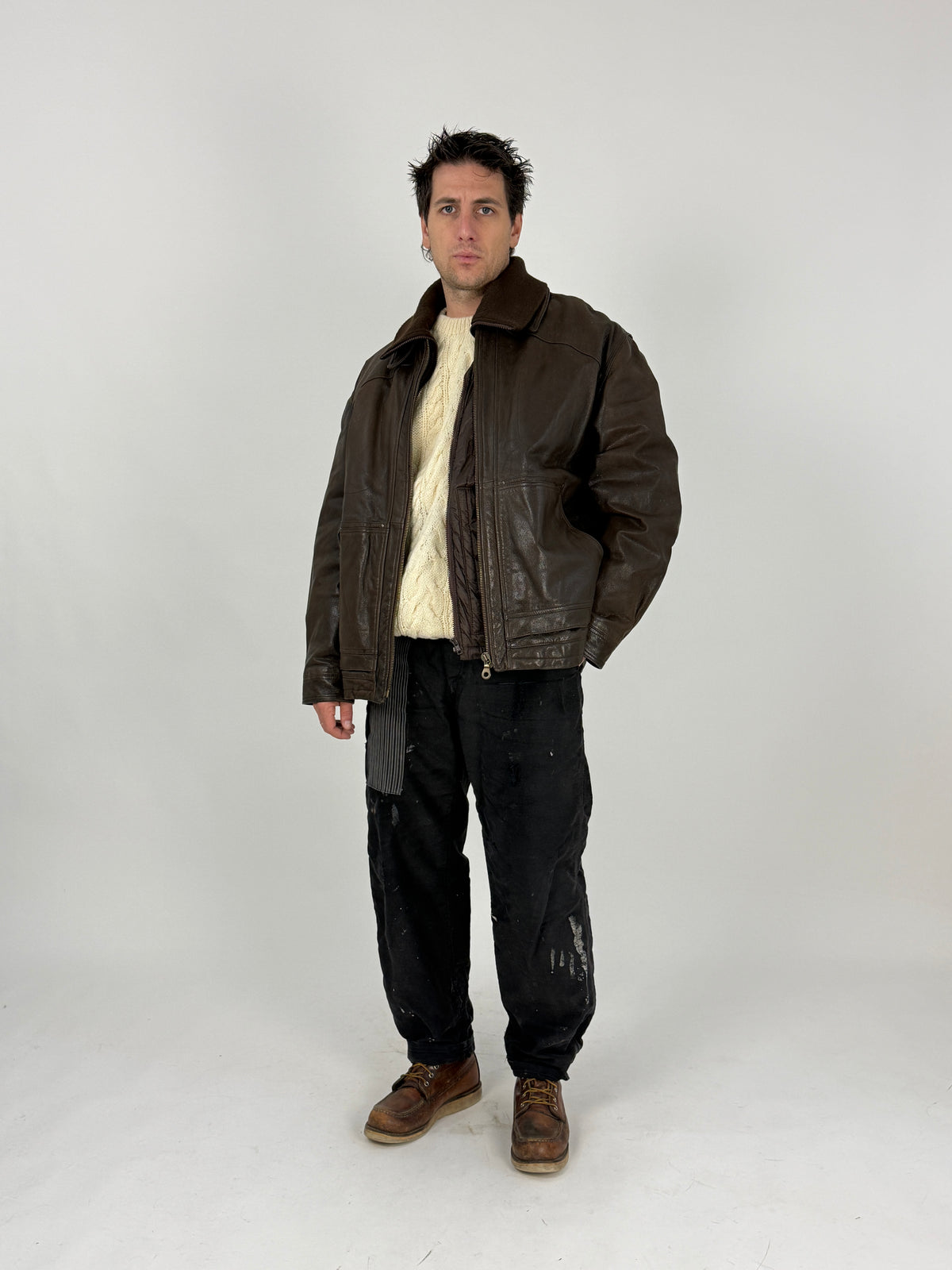 Giacca vintage pelle marrone - fronte indossato, zip aperta con gilet interno visibile, vista ampia