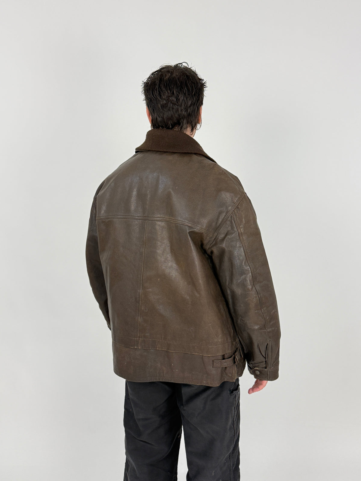 Giacca vintage pelle marrone con gilet estraibile - fronte indossato, zip aperta su maglione crema, vista frontale ravvicinata