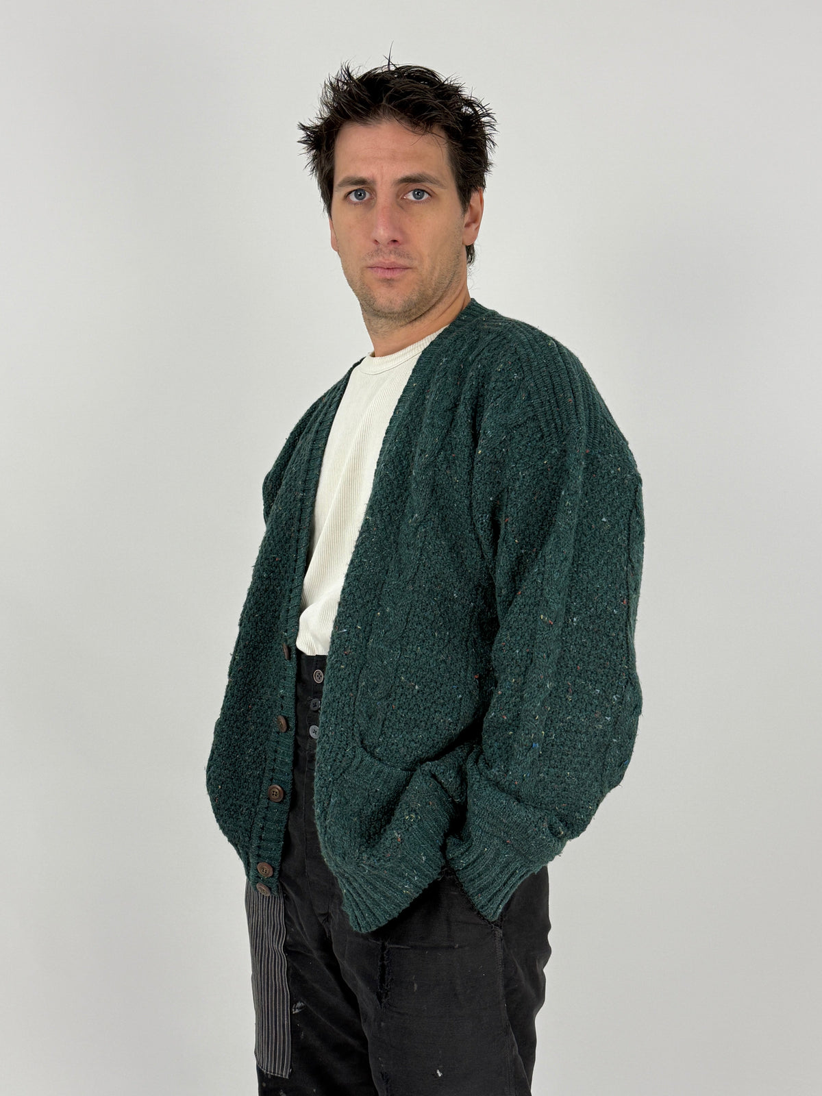 Cardigan vintage lana Donegal Tweed verde bosco - vista tre quarti laterale indossato