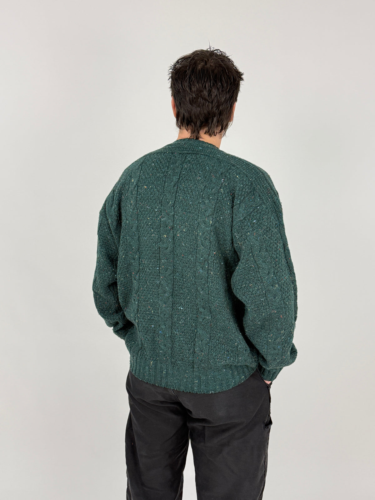 Dettaglio macro filato Donegal Tweed verde bosco con nodini colorati a contrasto e trama cable knit
