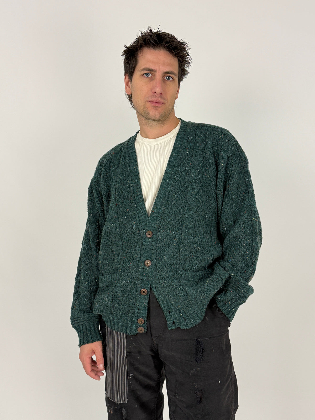 Cardigan vintage lana Donegal Tweed verde bosco - fronte indossato chiuso, vista frontale con bottoni e tasche