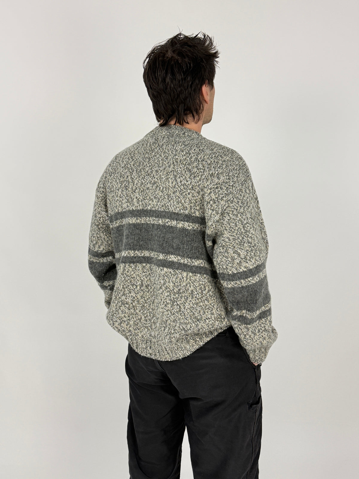 Maglione vintage Levi's grigio melange - retro indossato, vista posteriore con bande antracite su schiena e maniche