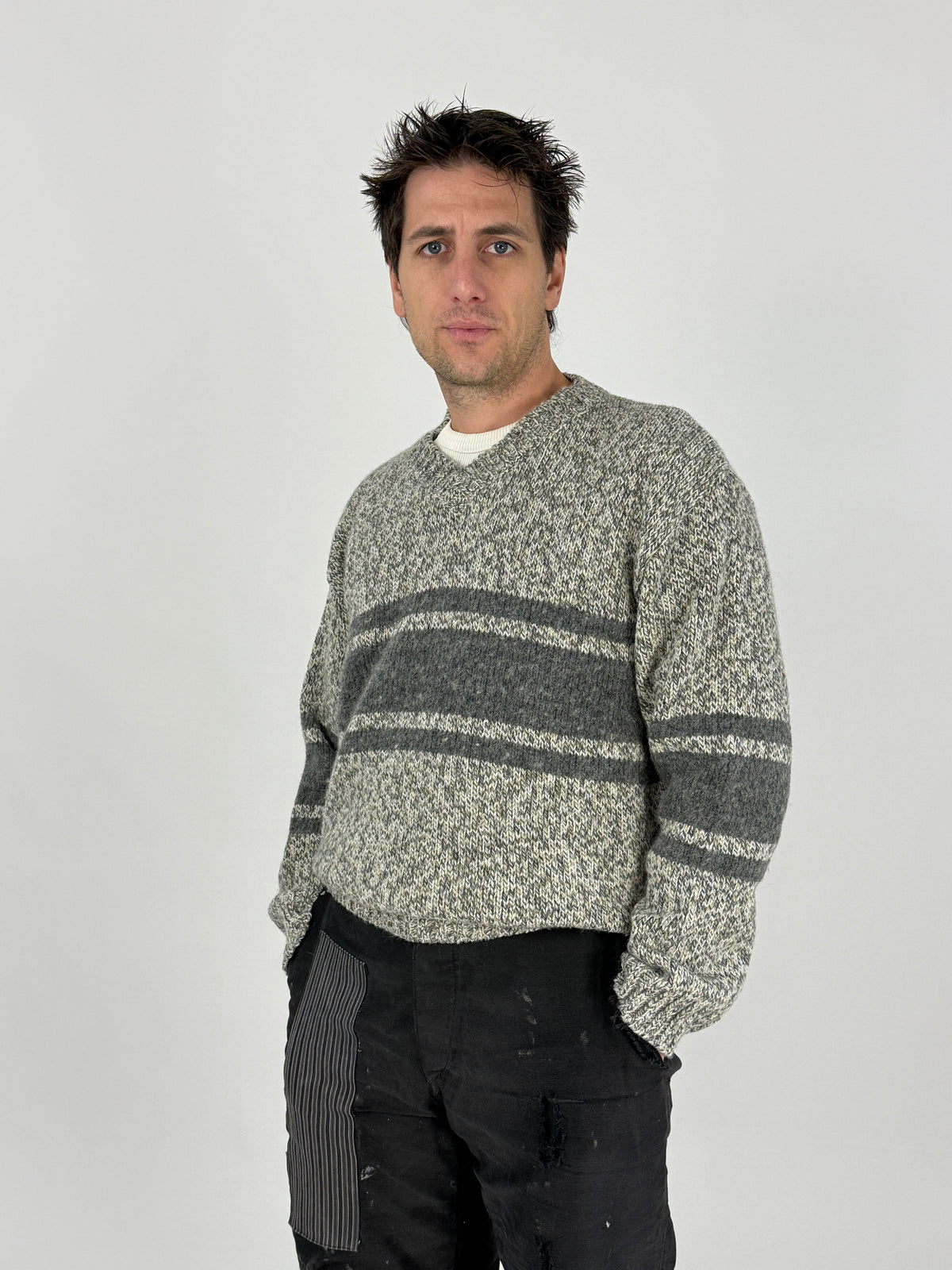 Maglione vintage Levi's grigio melange scollo V - fronte indossato, vista frontale tre quarti