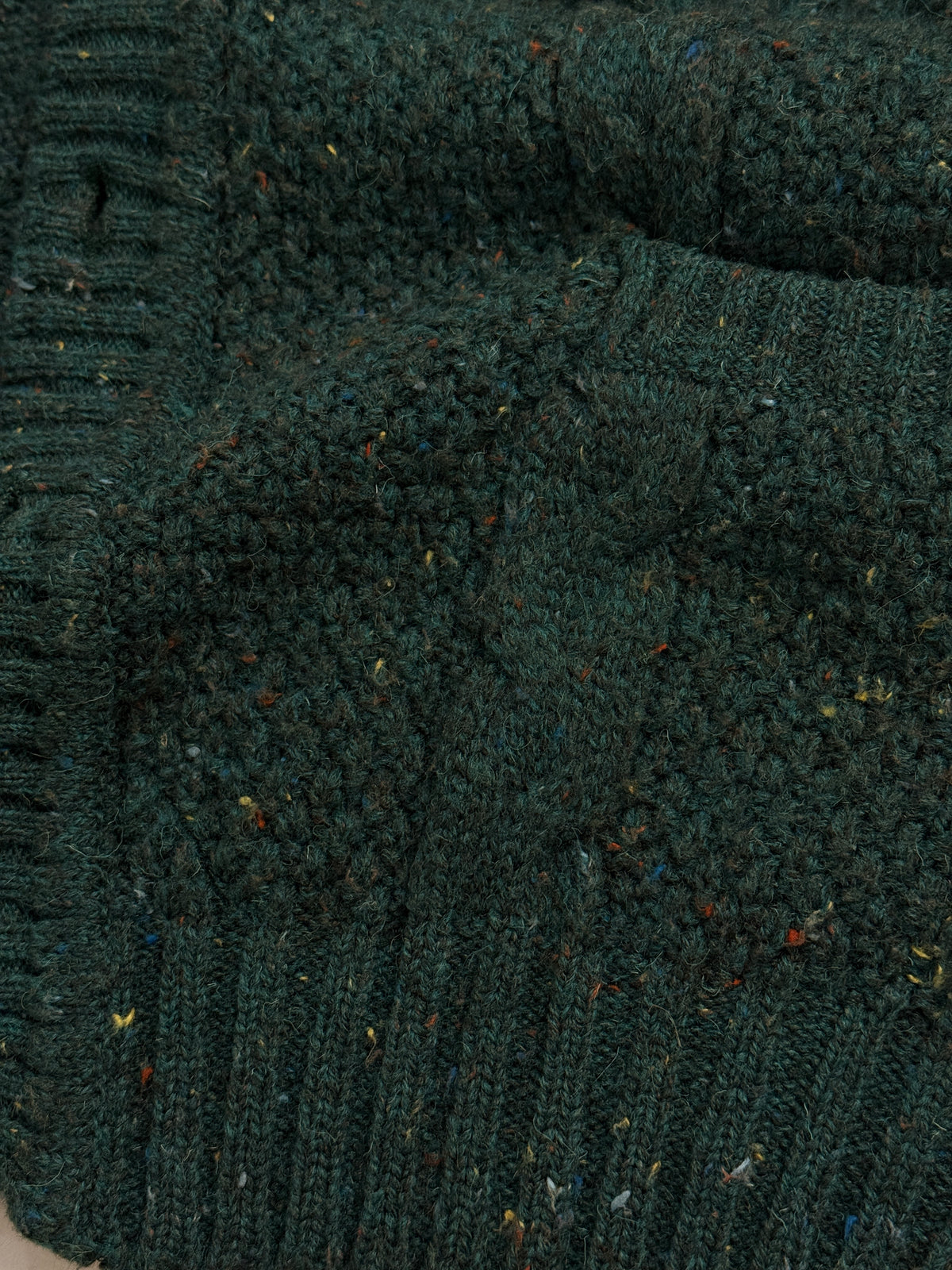 Cardigan vintage lana Donegal Tweed verde bosco - piano aperto, vista frontale con dettaglio bottoni e tasche