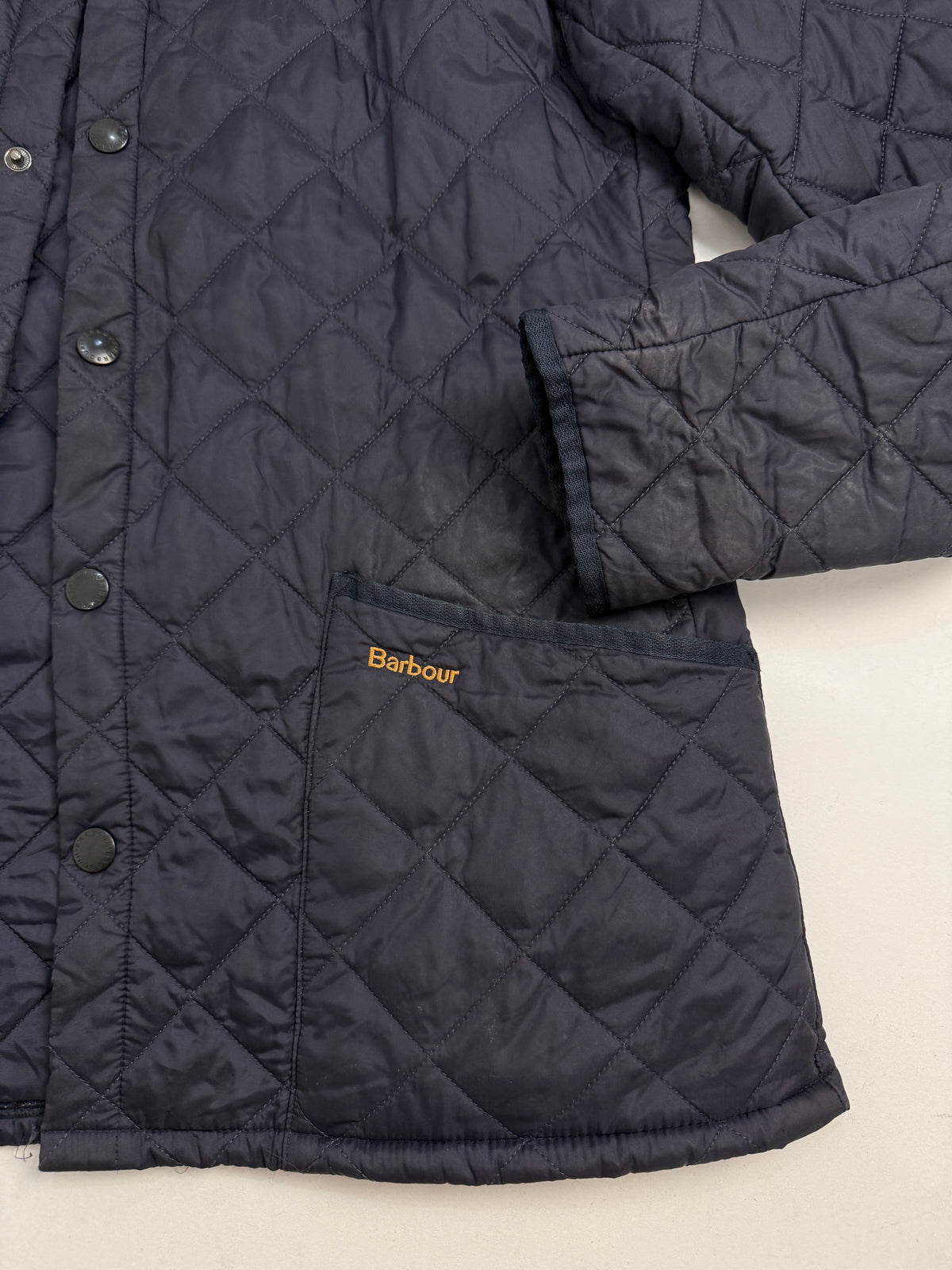 Barbour Liddesdale Heritage Quilt navy - fronte indossato aperta, vista tre quarti