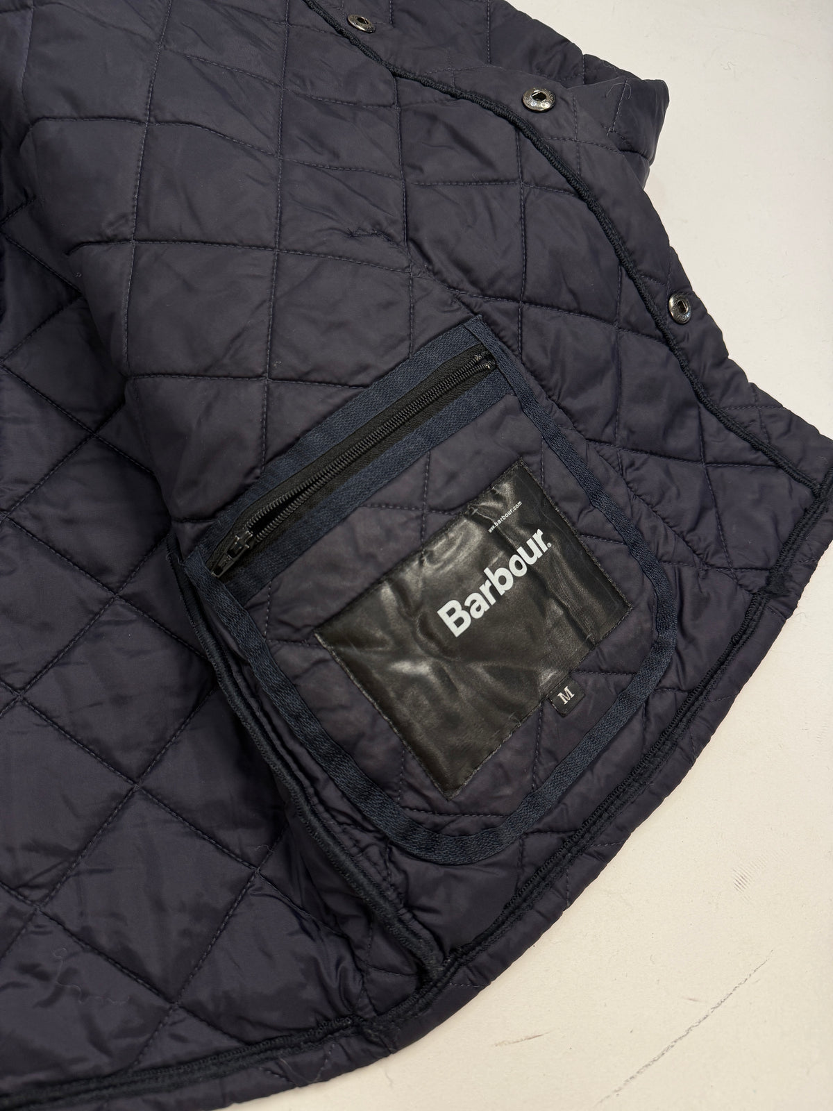 Barbour Liddesdale Heritage Quilt navy - fronte indossato aperta, altra angolazione