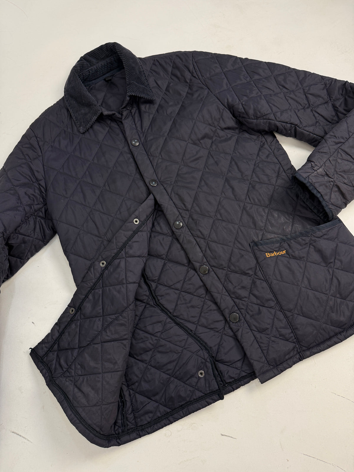 Barbour Liddesdale Heritage Quilt navy - fronte indossato, aperta su maglione cable knit crema, vista frontale