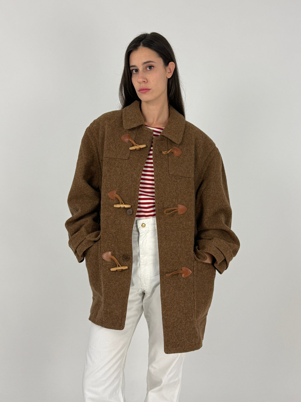 Montgomery vintage Green Fox lana tweed marrone - tre quarti frontale indossato, dettaglio toggle legno e cuoio