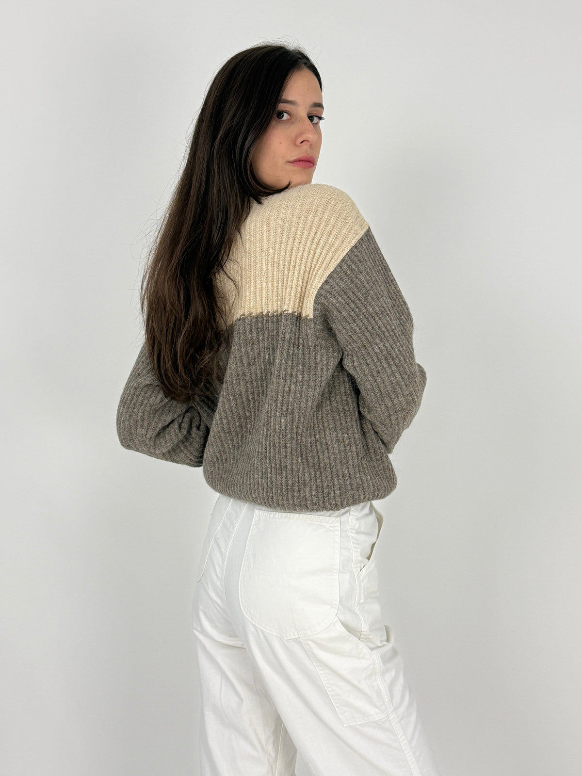 Maglione Les Copains vintage lana color block beige grigio - fronte indossato, vista frontale intera con patch camoscio su petto