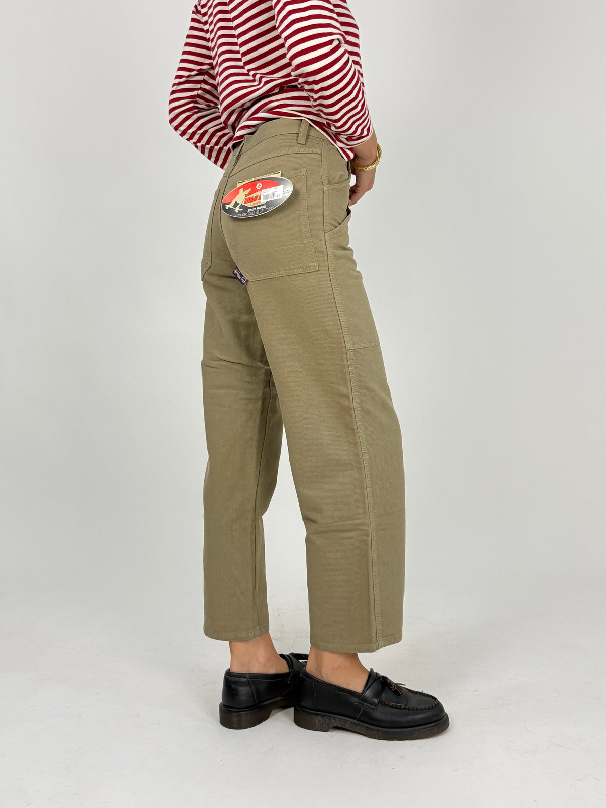 Pantaloni vintage deadstock Wild Boy chino kaki - fronte indossato tre quarti, vista laterale sinistra con tasche patch