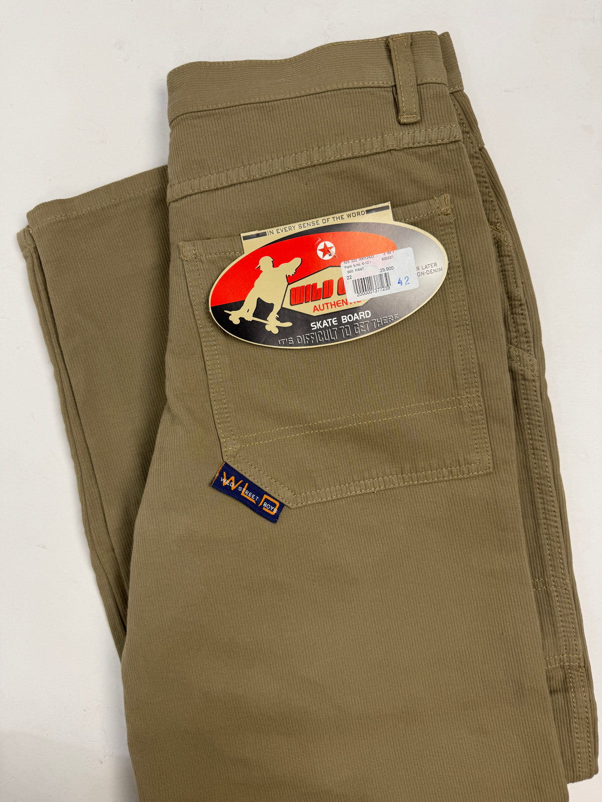Dettaglio piano tasca fronte pantaloni Wild Boy chino kaki - doppia tasca sovrapposta patch e zip ottone